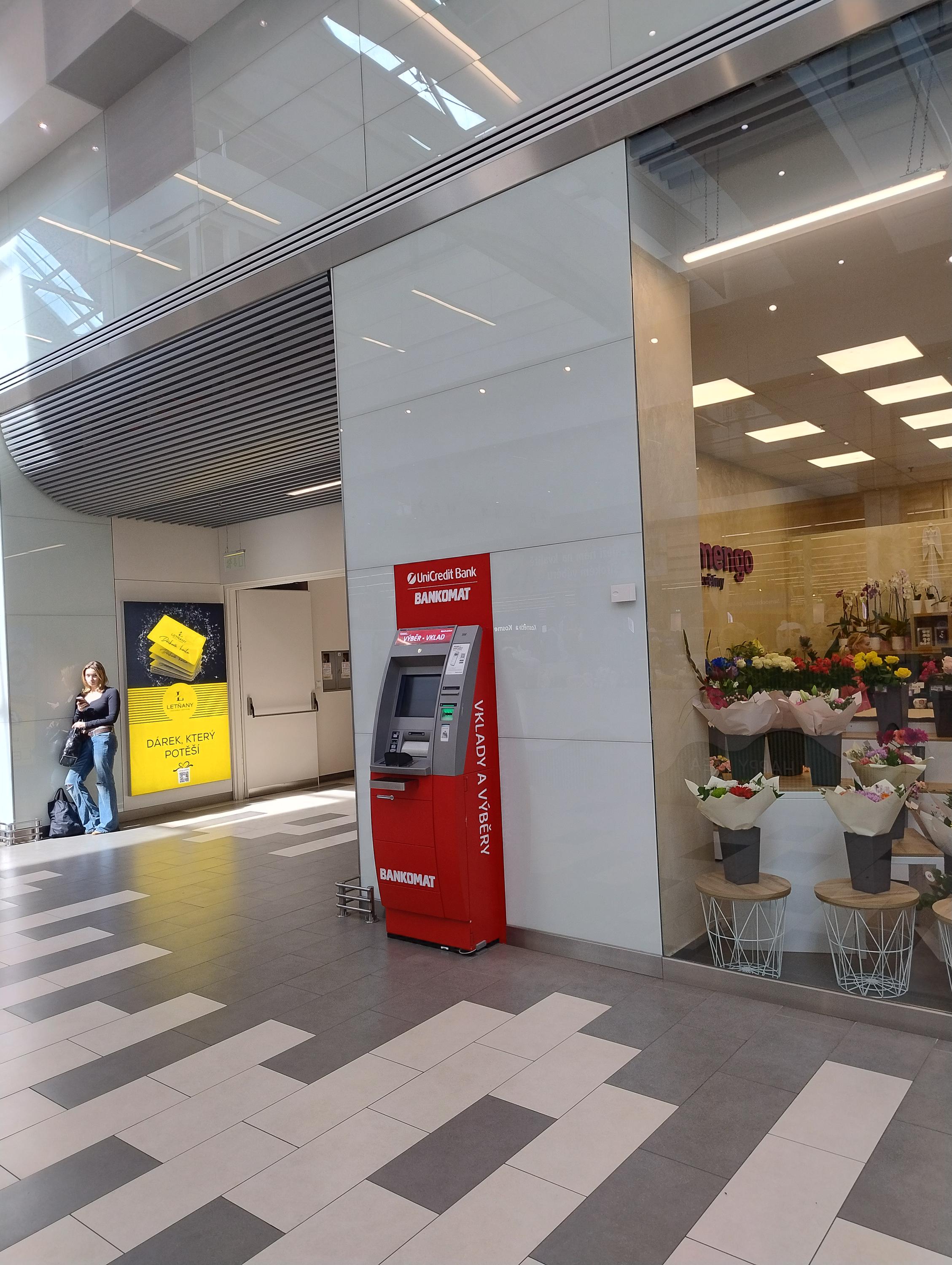Bankomat UniCredit Bank Czech Republic foto 3