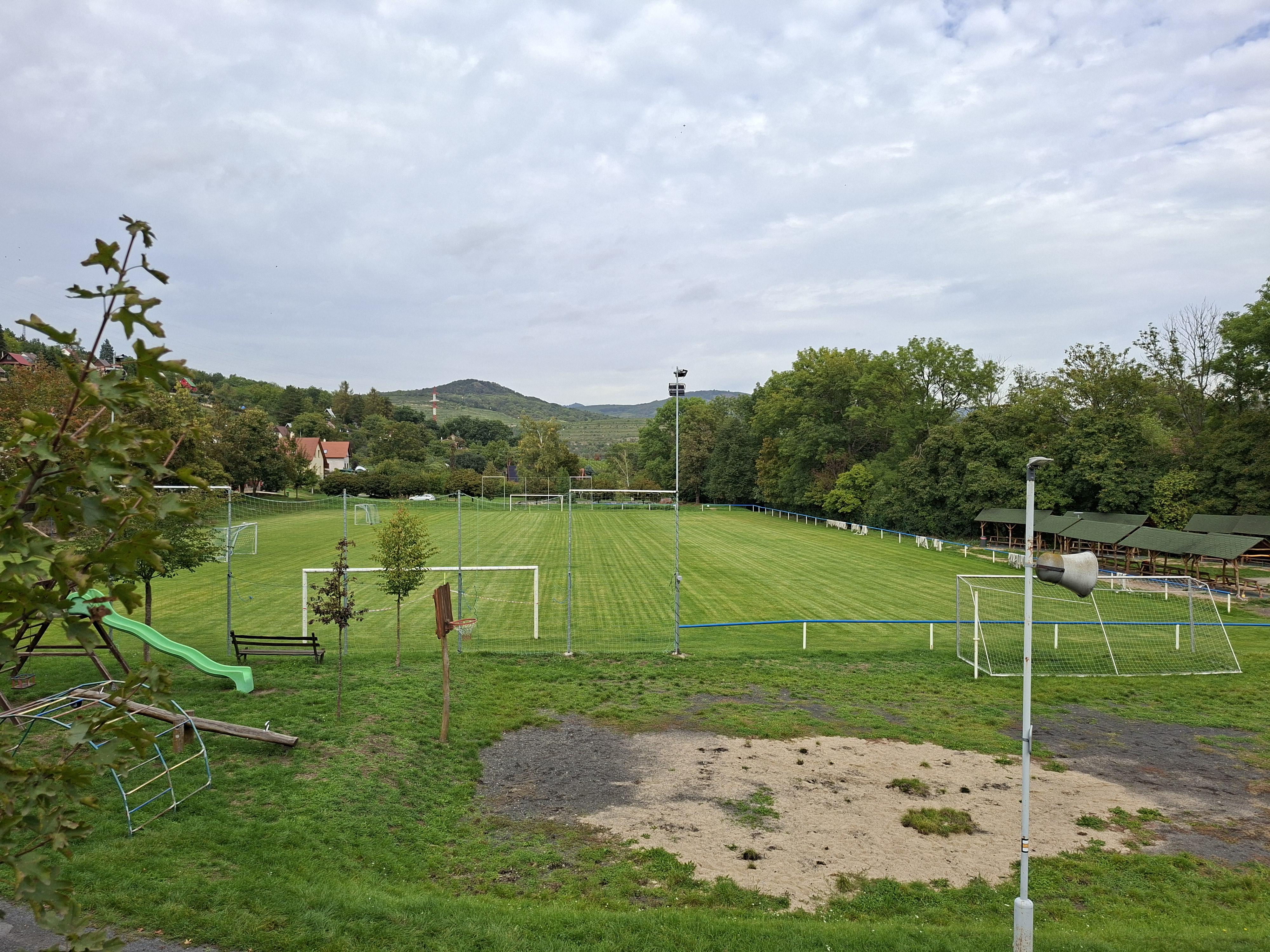 Fotbalové hřiště Malé Žernoseky foto 5