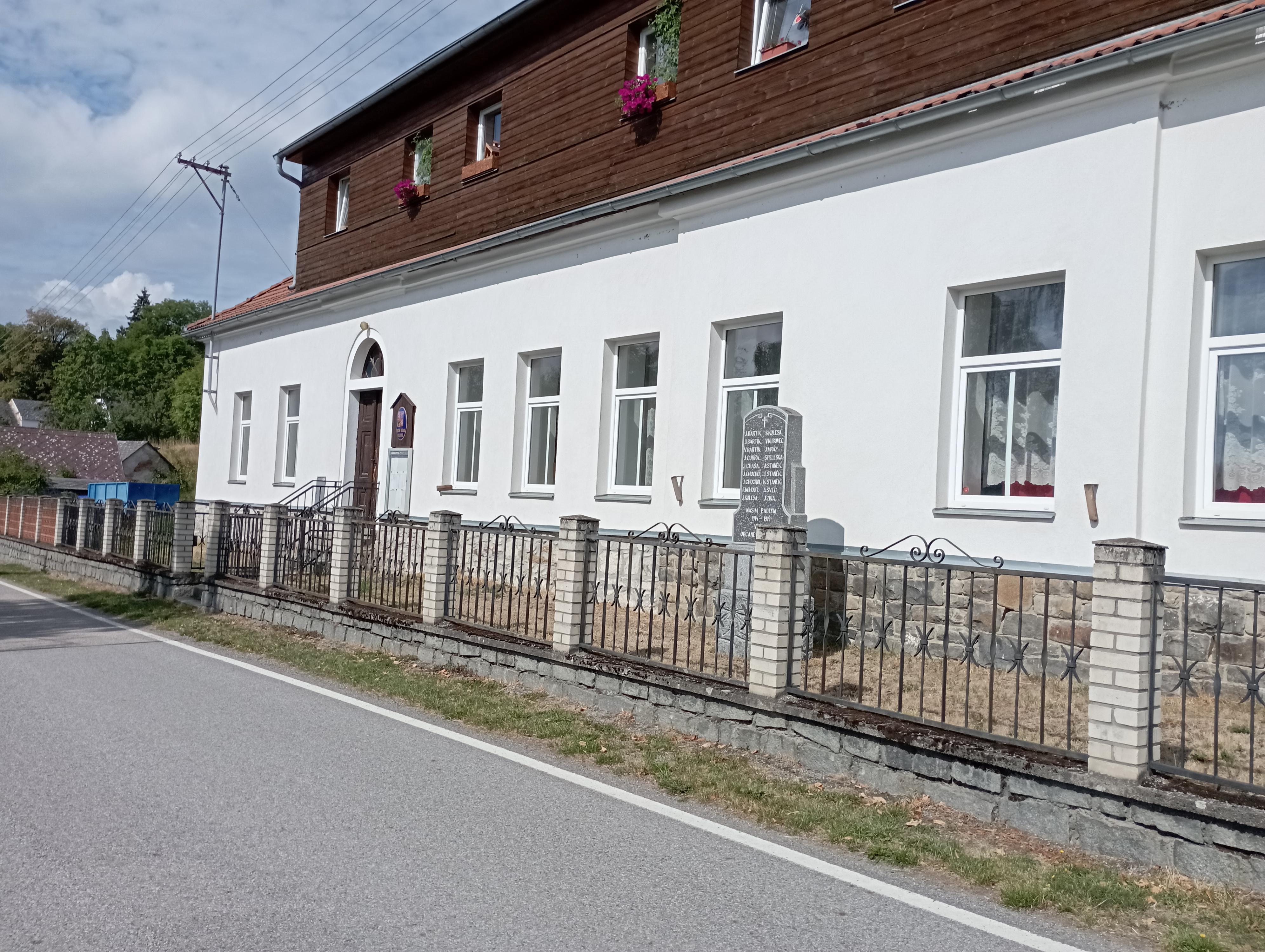 Hoslovice - obecní úřad foto 4
