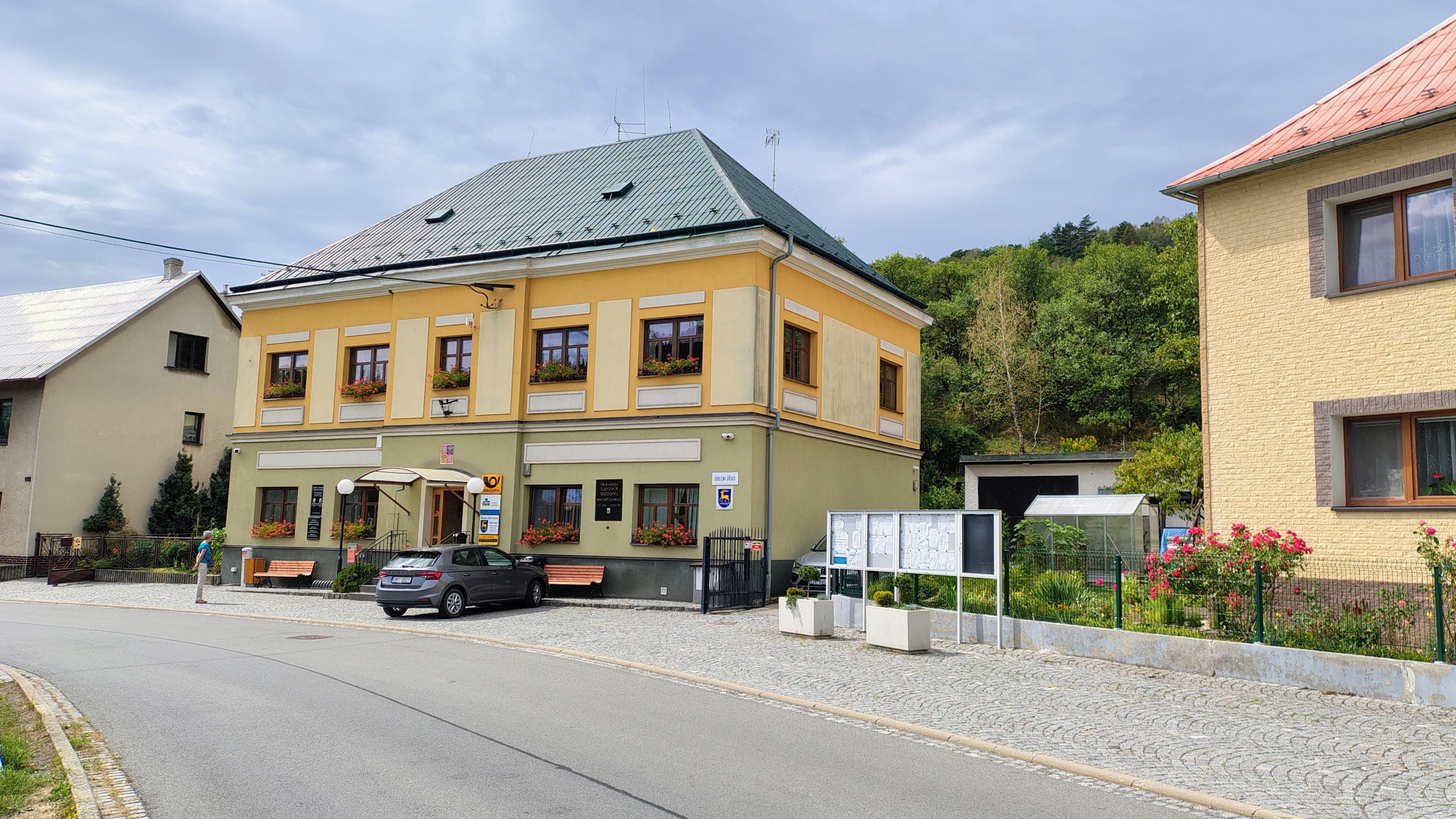 Trnava - obecní úřad foto 3