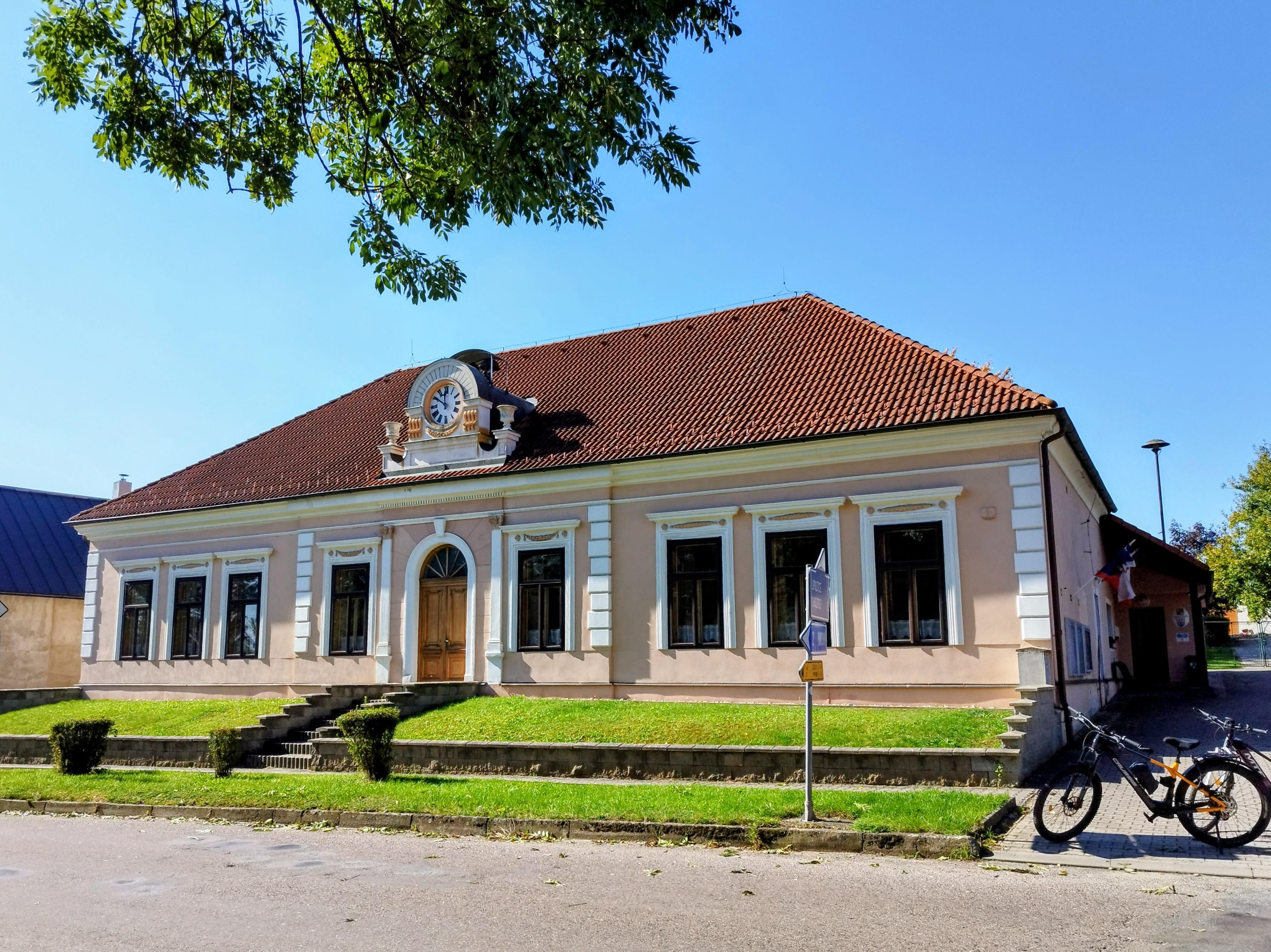 Bezděkov - obecní úřad foto 3