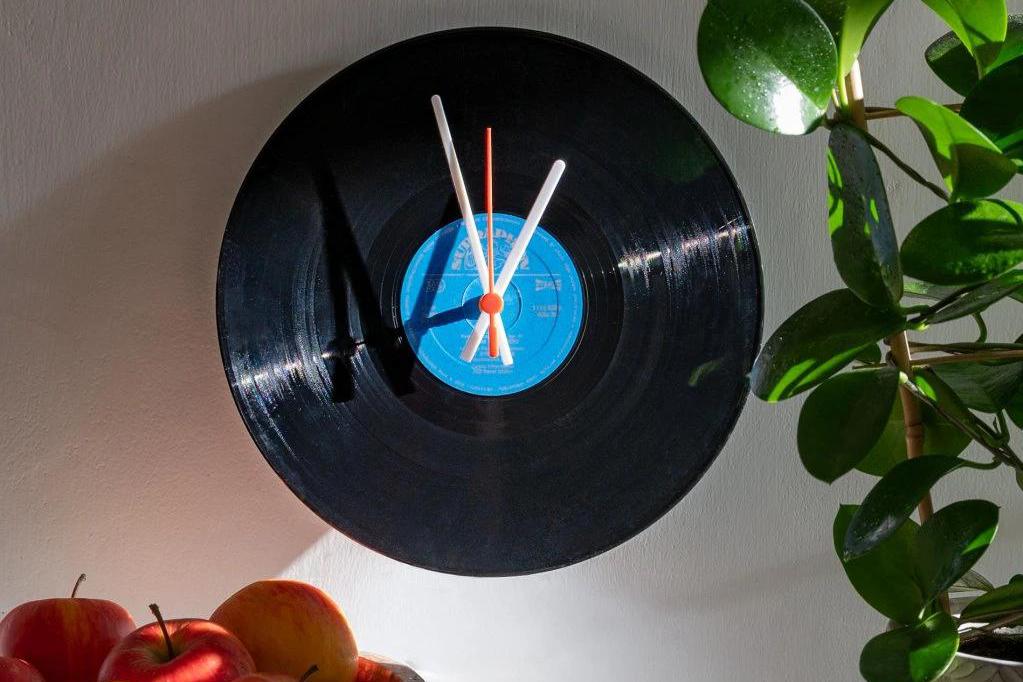 Designové hodiny, co mají styl | Gramofon, dřevo