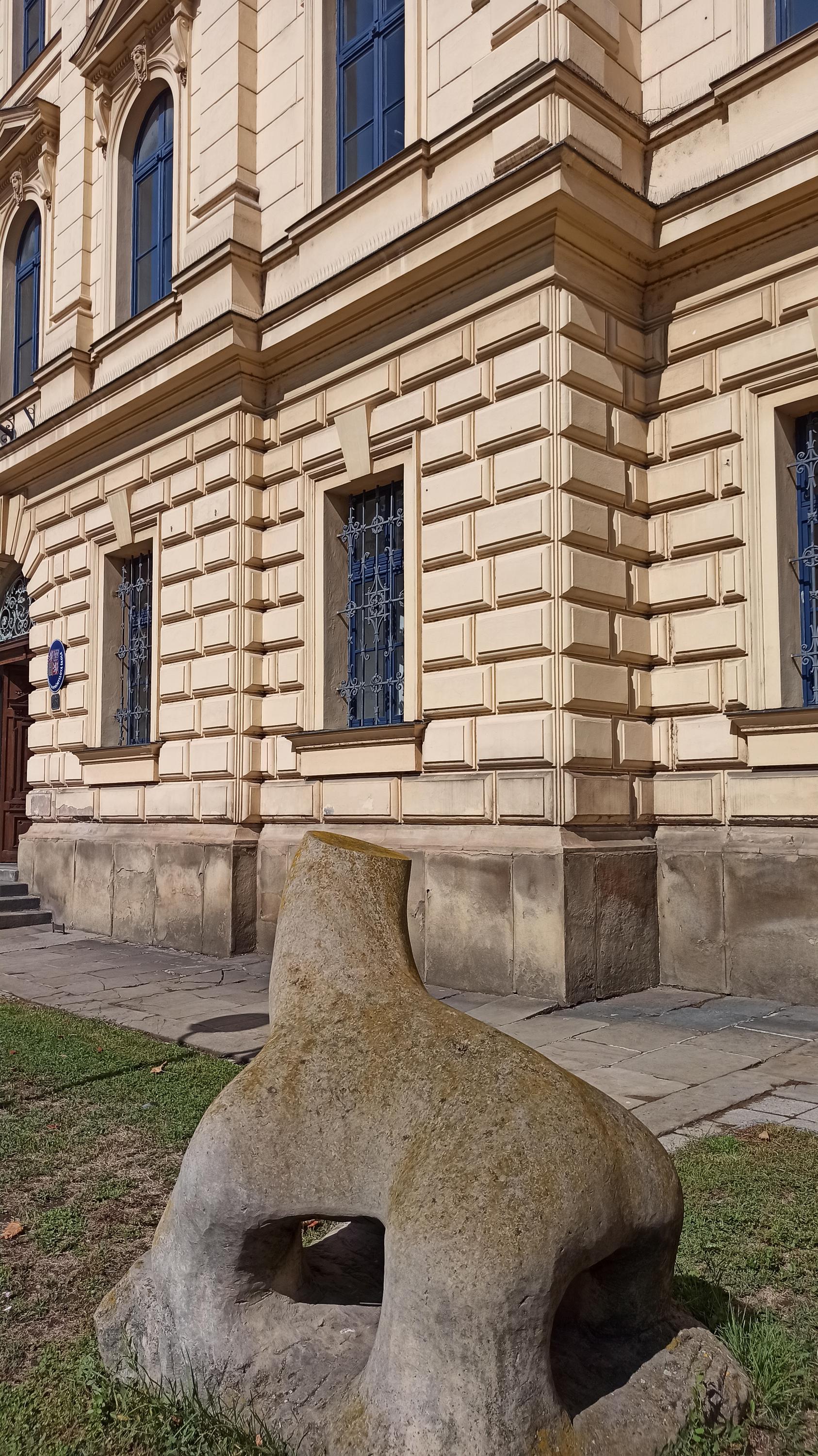 Střední uměleckoprůmyslová škola Uherské Hradiště - knihovna foto 5