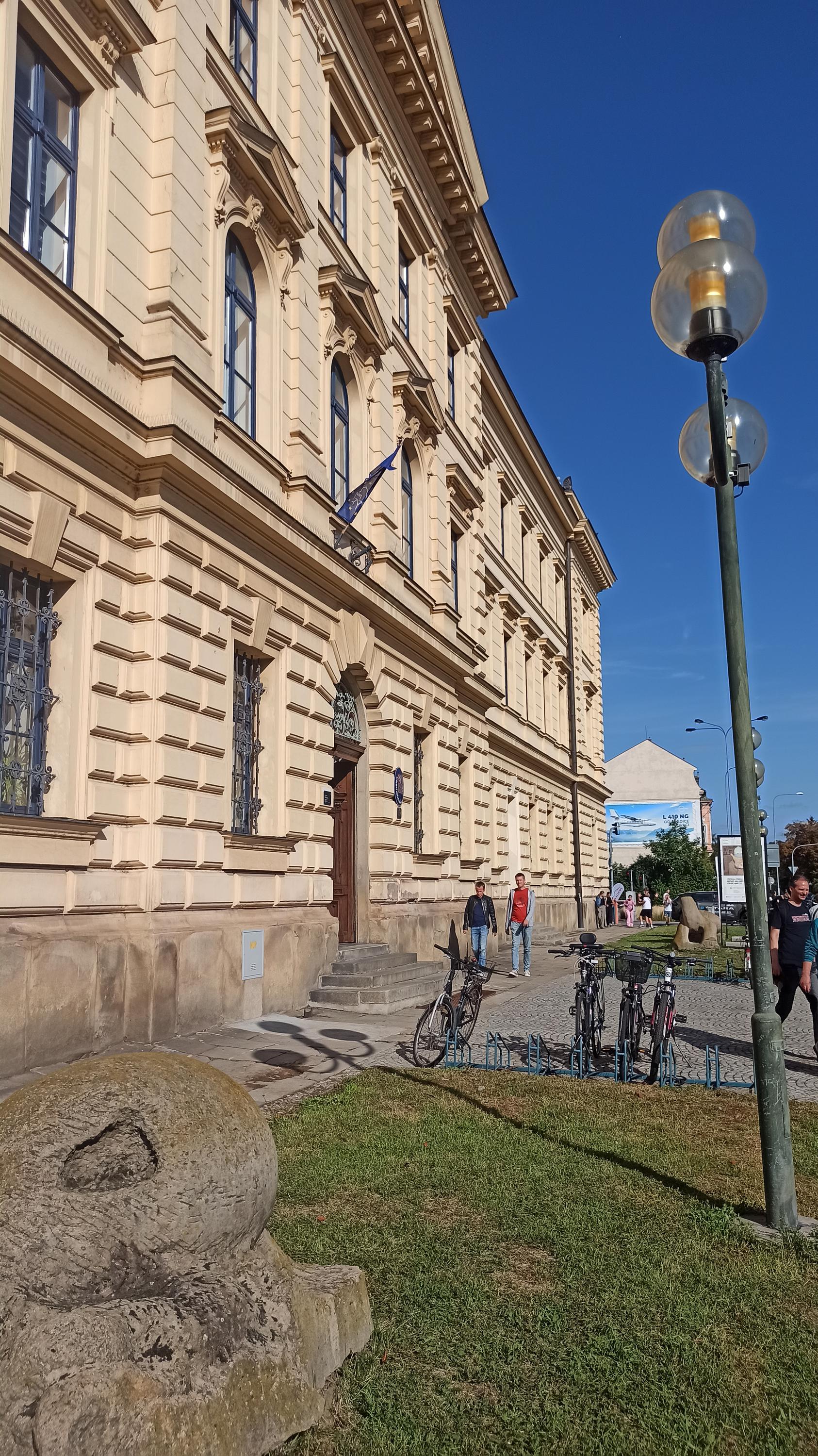 Střední uměleckoprůmyslová škola Uherské Hradiště - knihovna foto 5