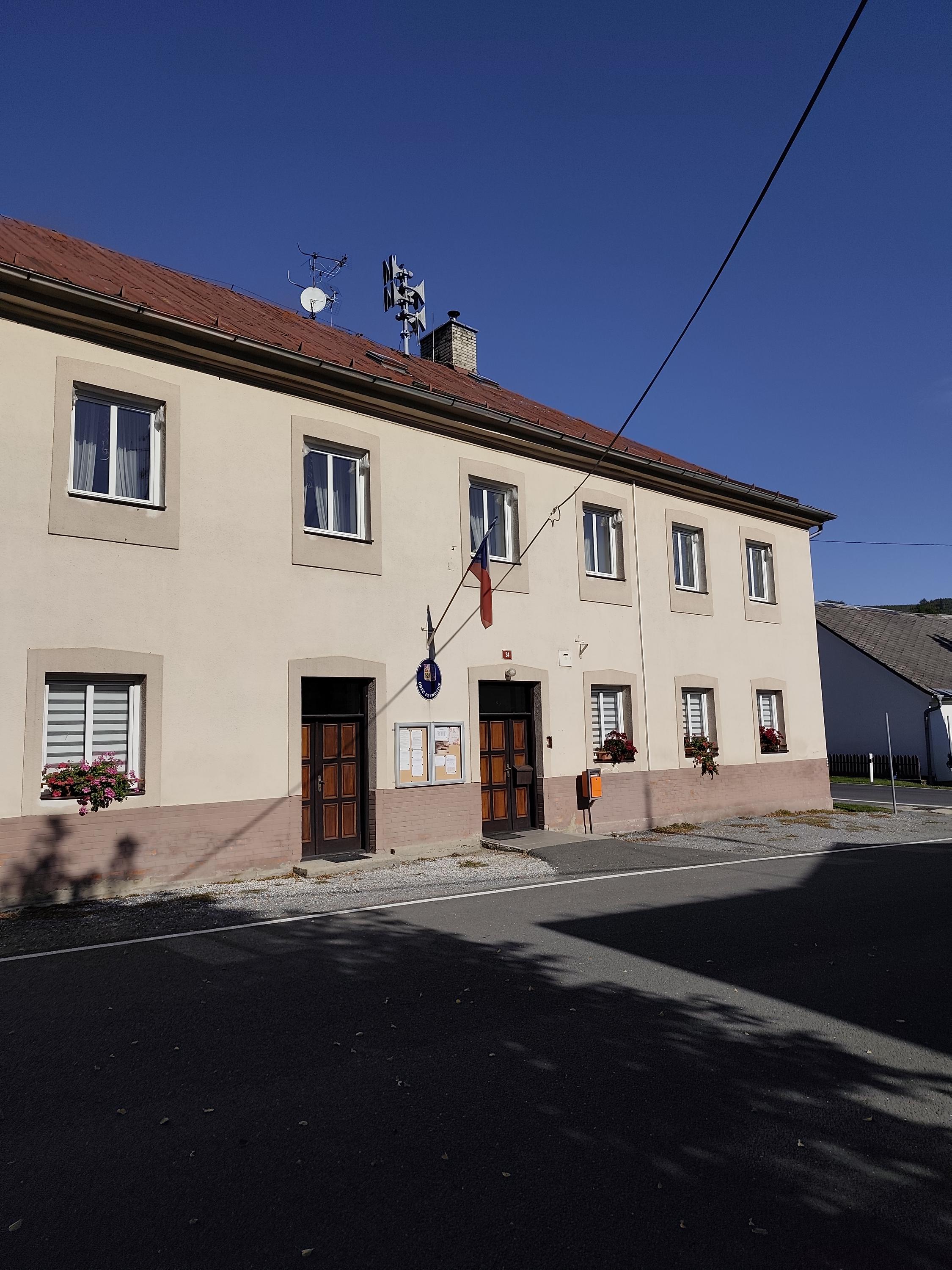 Petrovice - obecní úřad foto 2