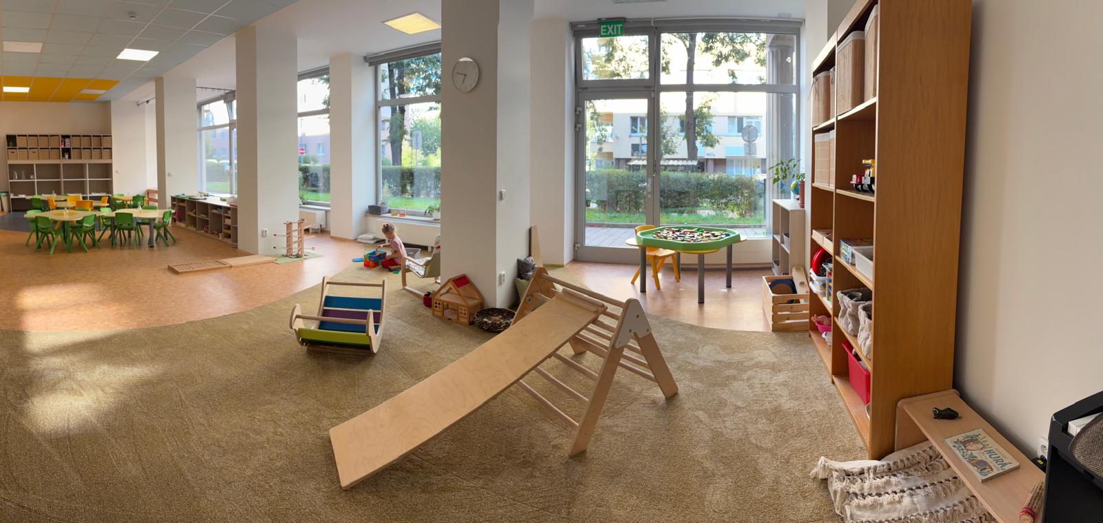 Před školkou Maloušci Bayerova foto 2