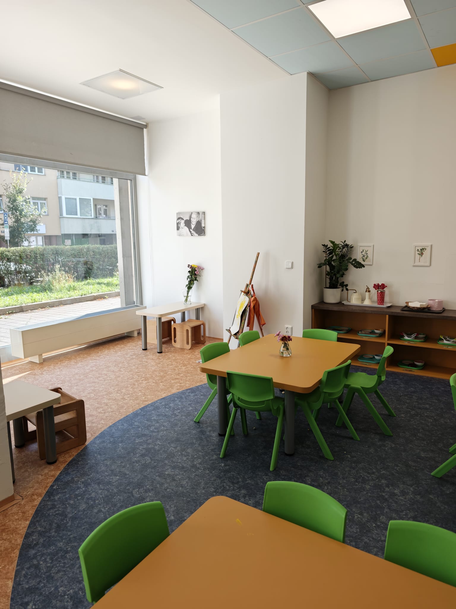 Před školkou Maloušci Bayerova foto 4