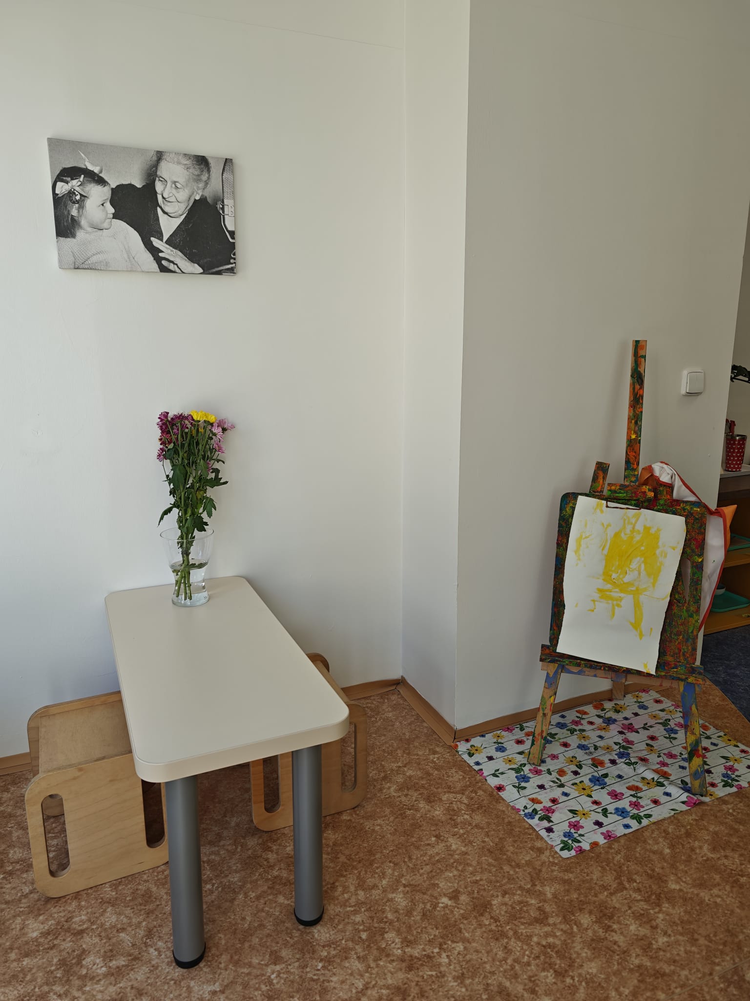 Před školkou Maloušci Bayerova foto 6