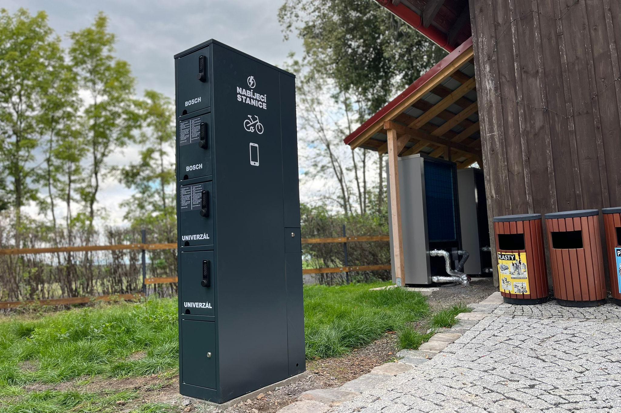Nabíjecí stanice pro elektrokola a mobilní zařízení