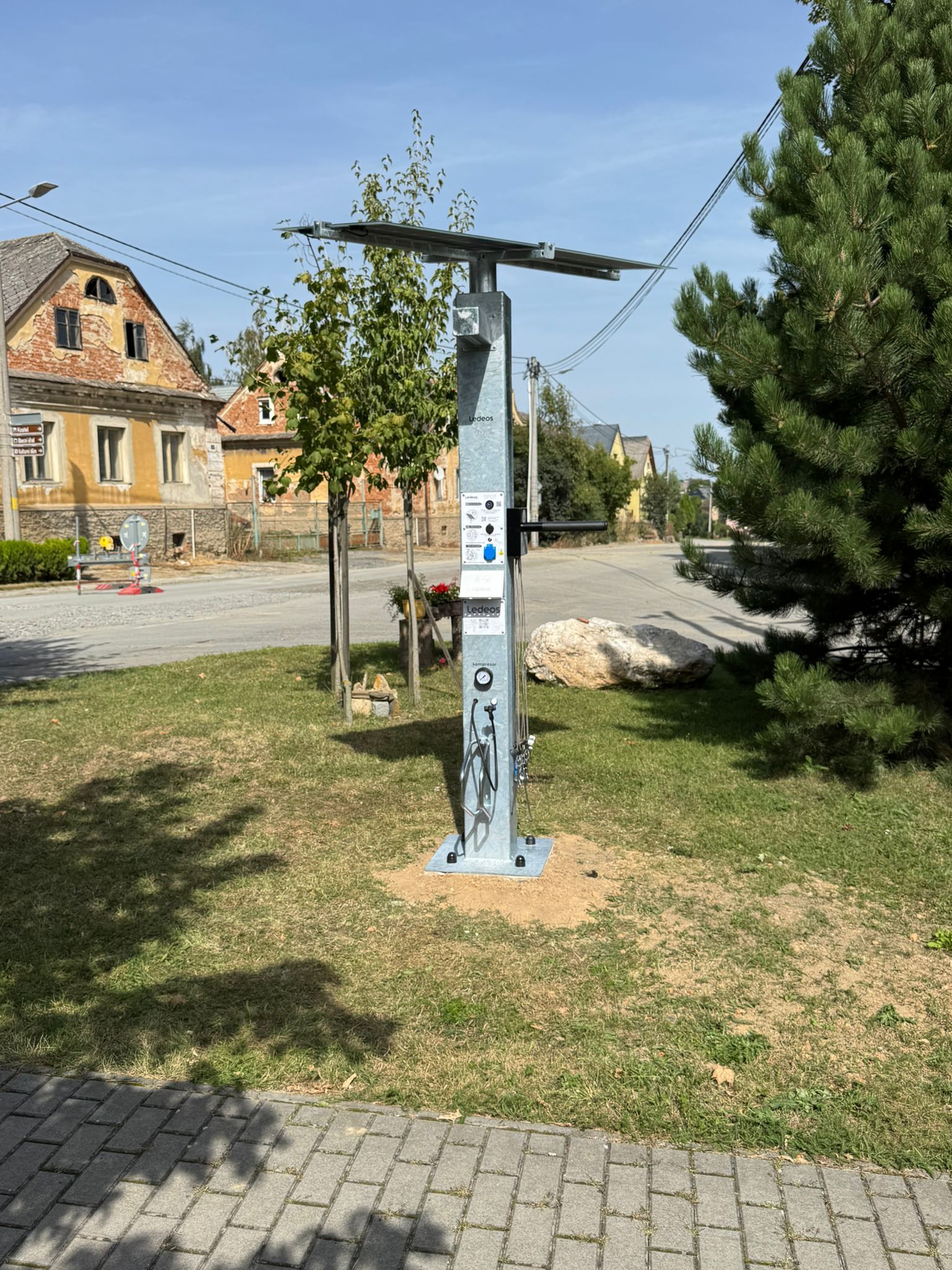 Multifunkční nabíjecí stanice SPOT foto 1