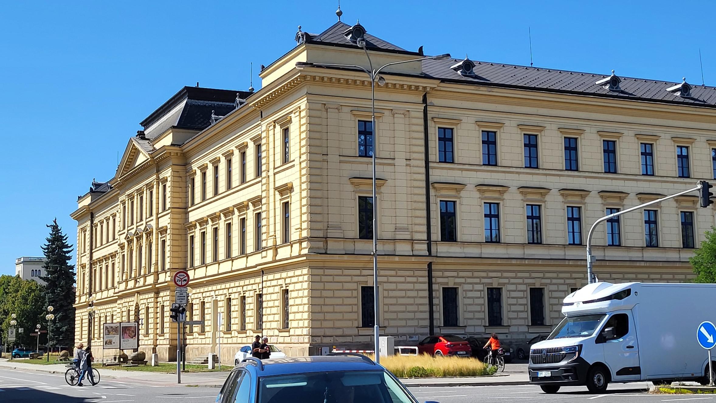 Střední uměleckoprůmyslová škola Uherské Hradiště - knihovna foto 3