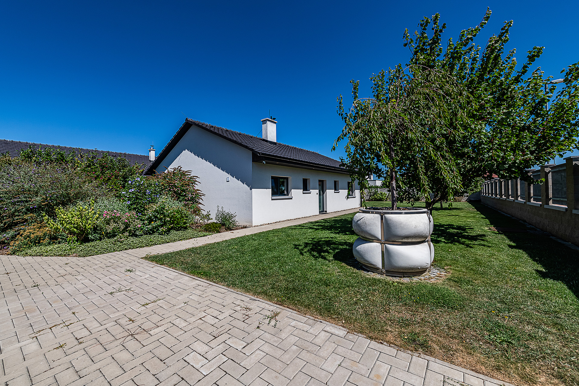 Zděný bungalov 4+kk se zahradou, Vojkovice