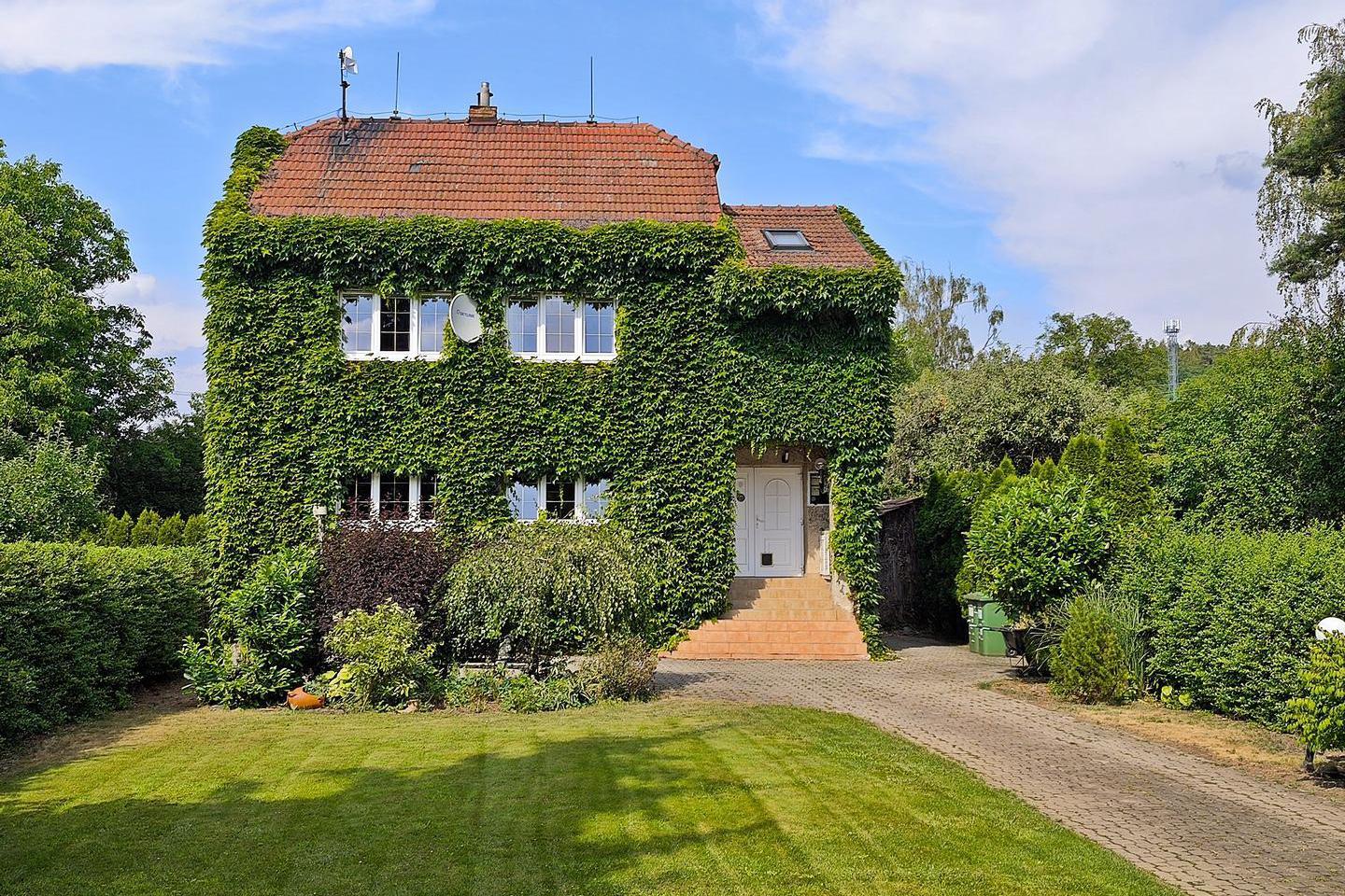 Dům v Tetčicích s pozemkem 2 634 m².