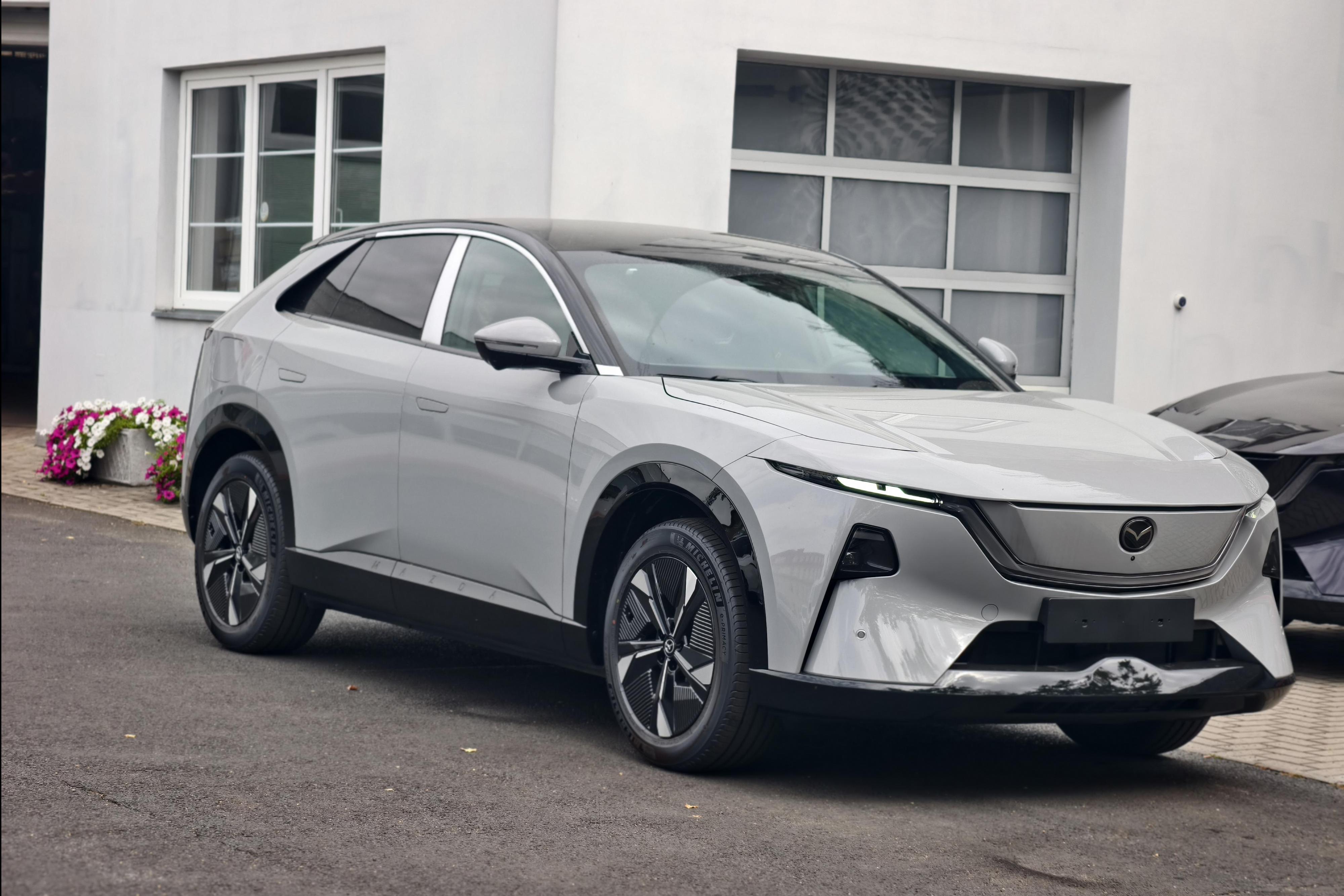 Nová, elektrická Mazda CX-6e za atraktivní cenu.