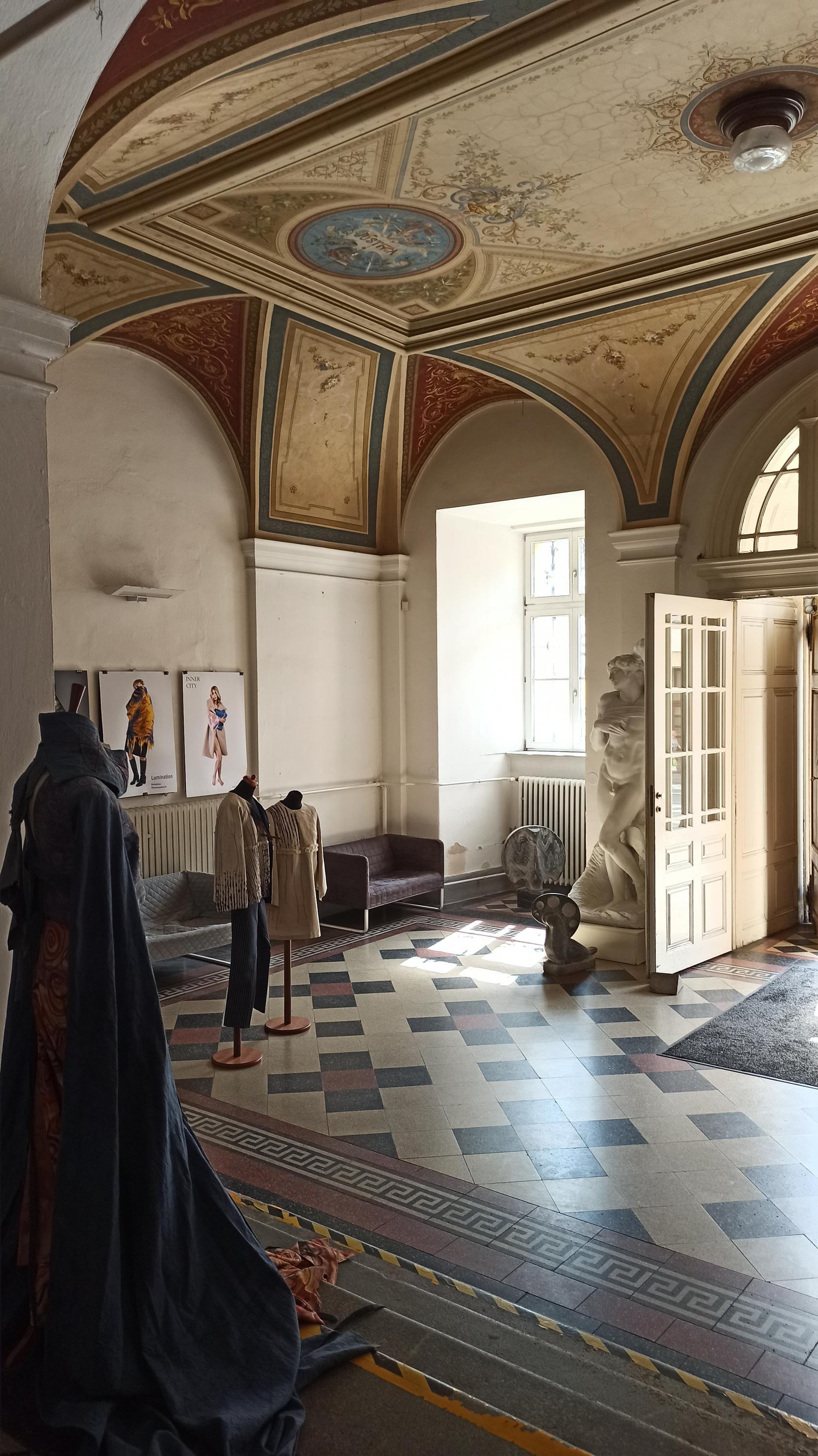 Střední uměleckoprůmyslová škola Uherské Hradiště - knihovna foto 3