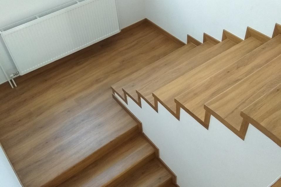 Obložení schodiště vinylem - realizace na míru
