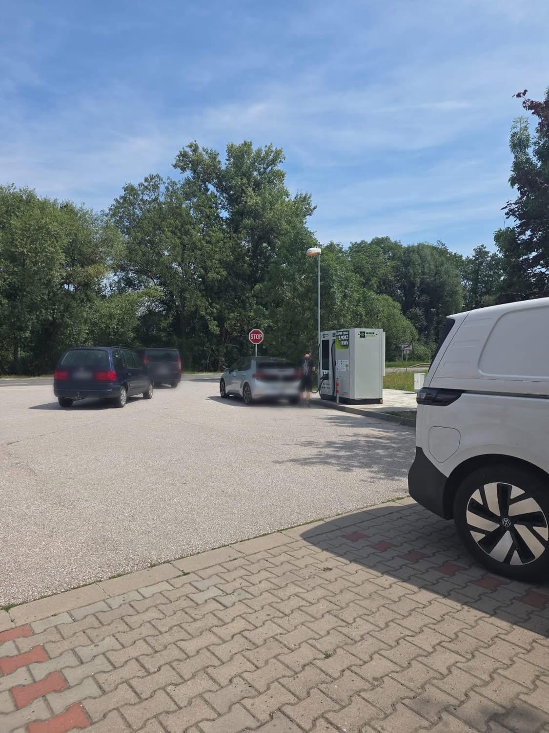 Nabíjecí stanice pro elektromobily Sadová foto 2