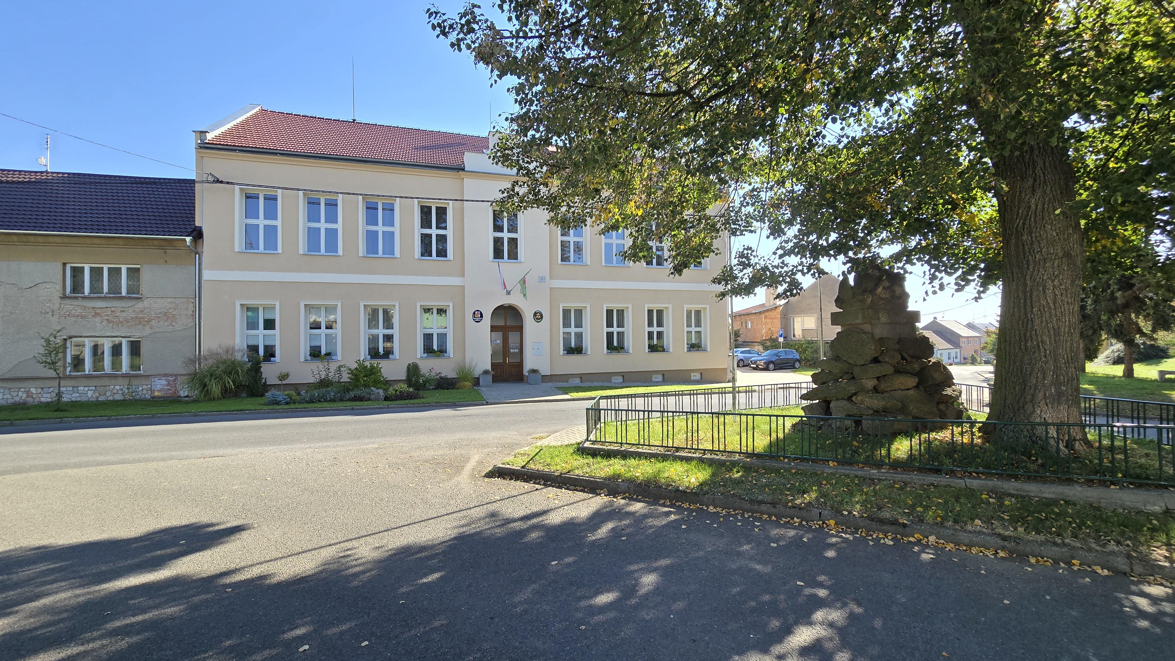 Slatinky - obecní úřad foto 4