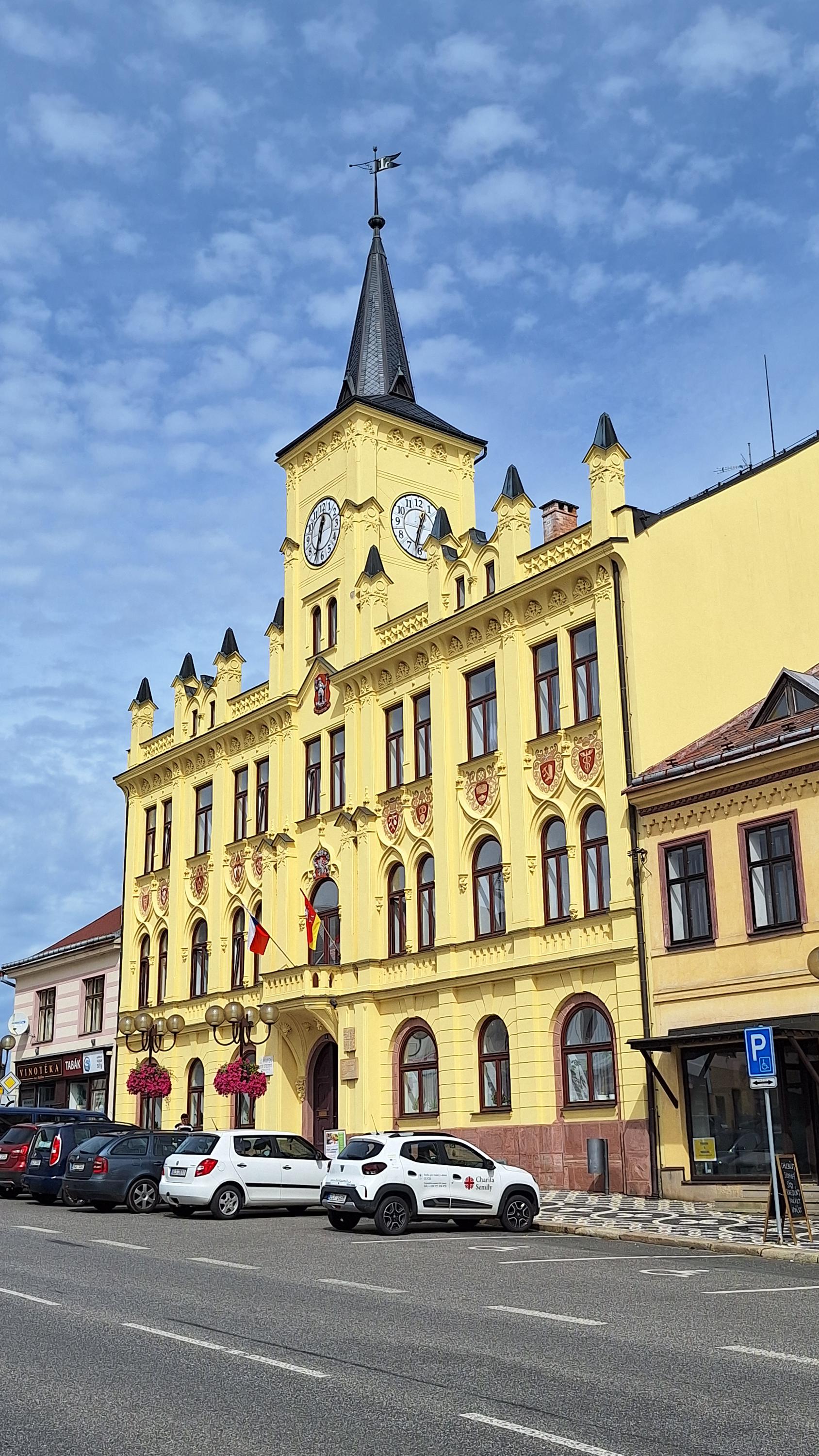 Lomnice nad Popelkou - městský úřad foto 2