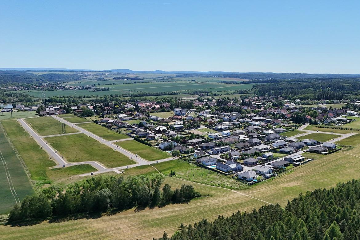 Volné zasíťované pozemky 15 minut od Prahy