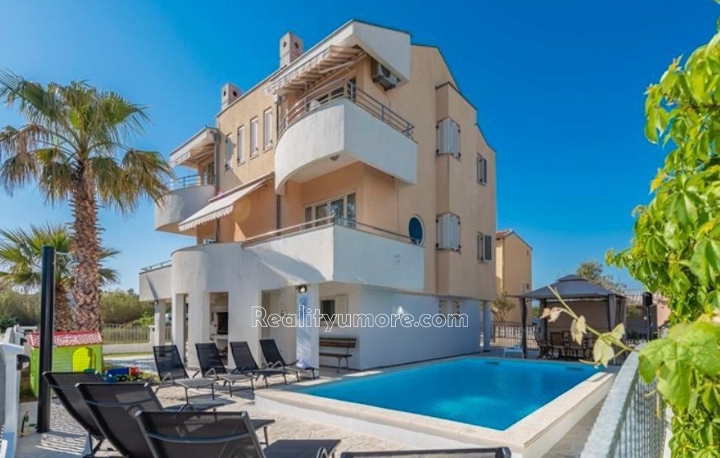 Atraktivní vila s bazénem v Privlace se 3 byty!