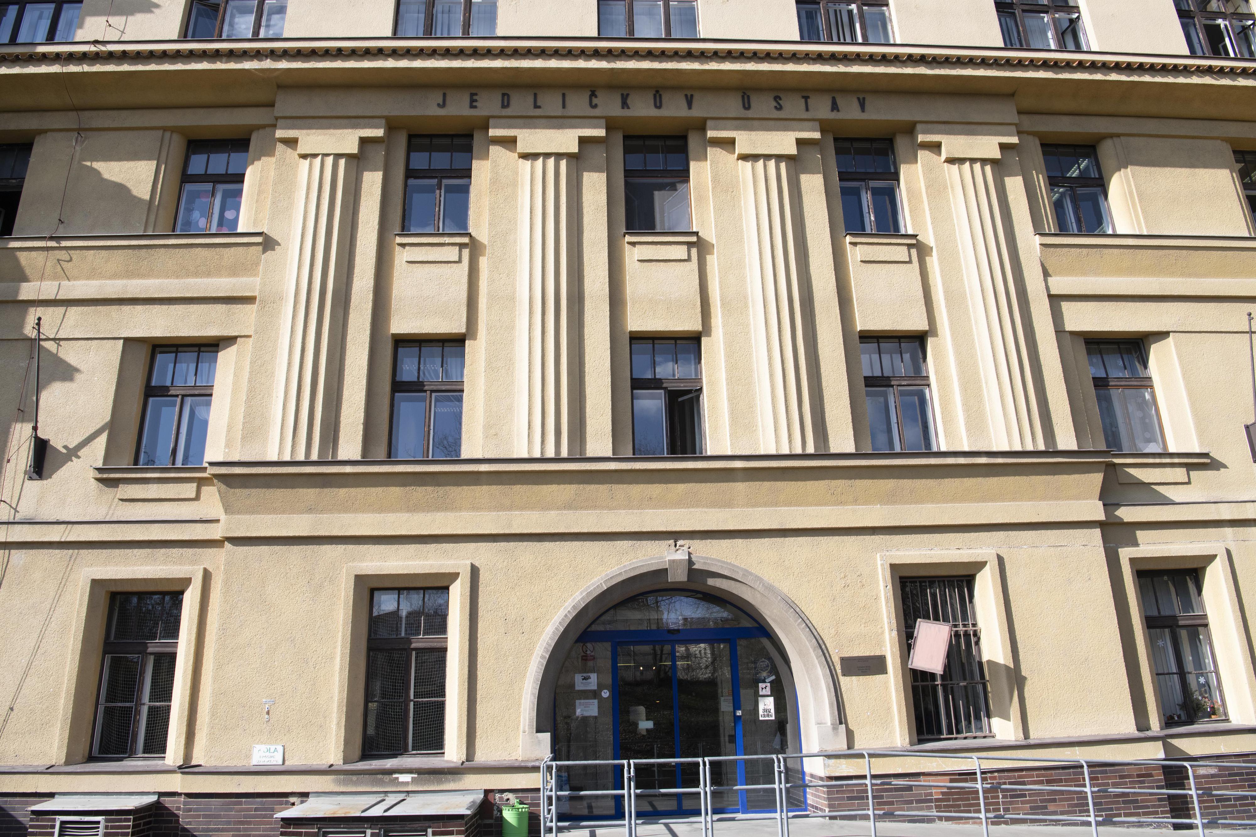 Jedličkův ústav a školy - školní budova a bazén