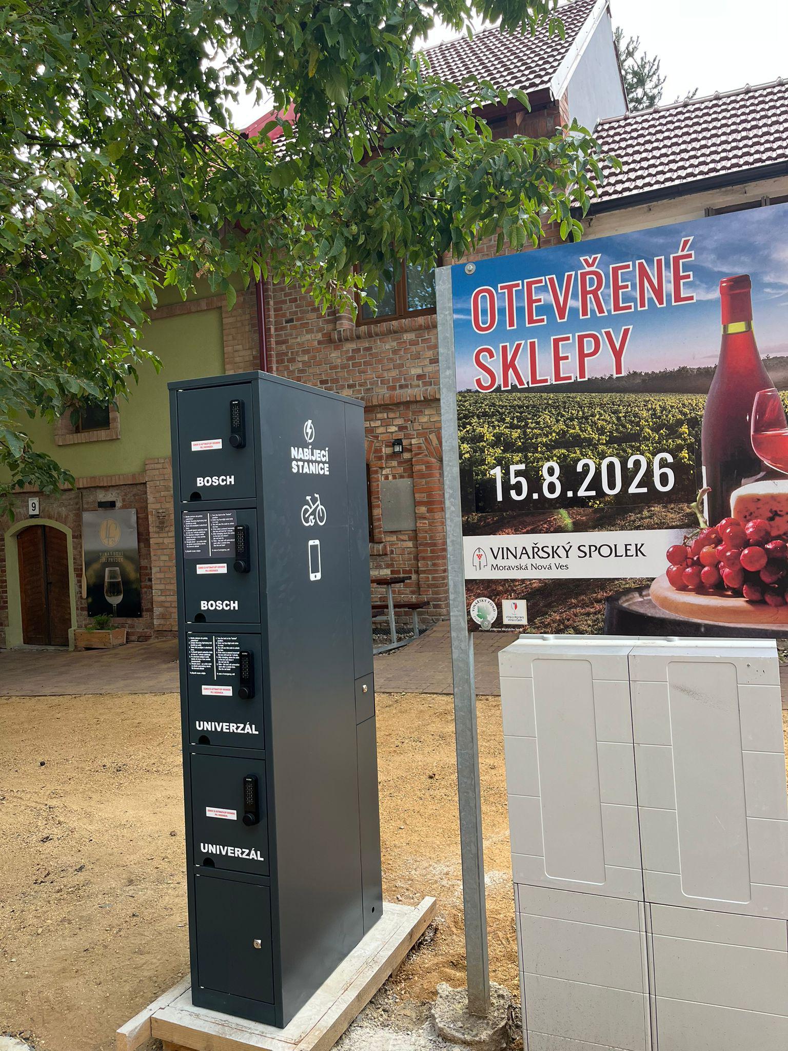 Nabíjecí stanice pro elektrokola a mobilní zařízení foto 1