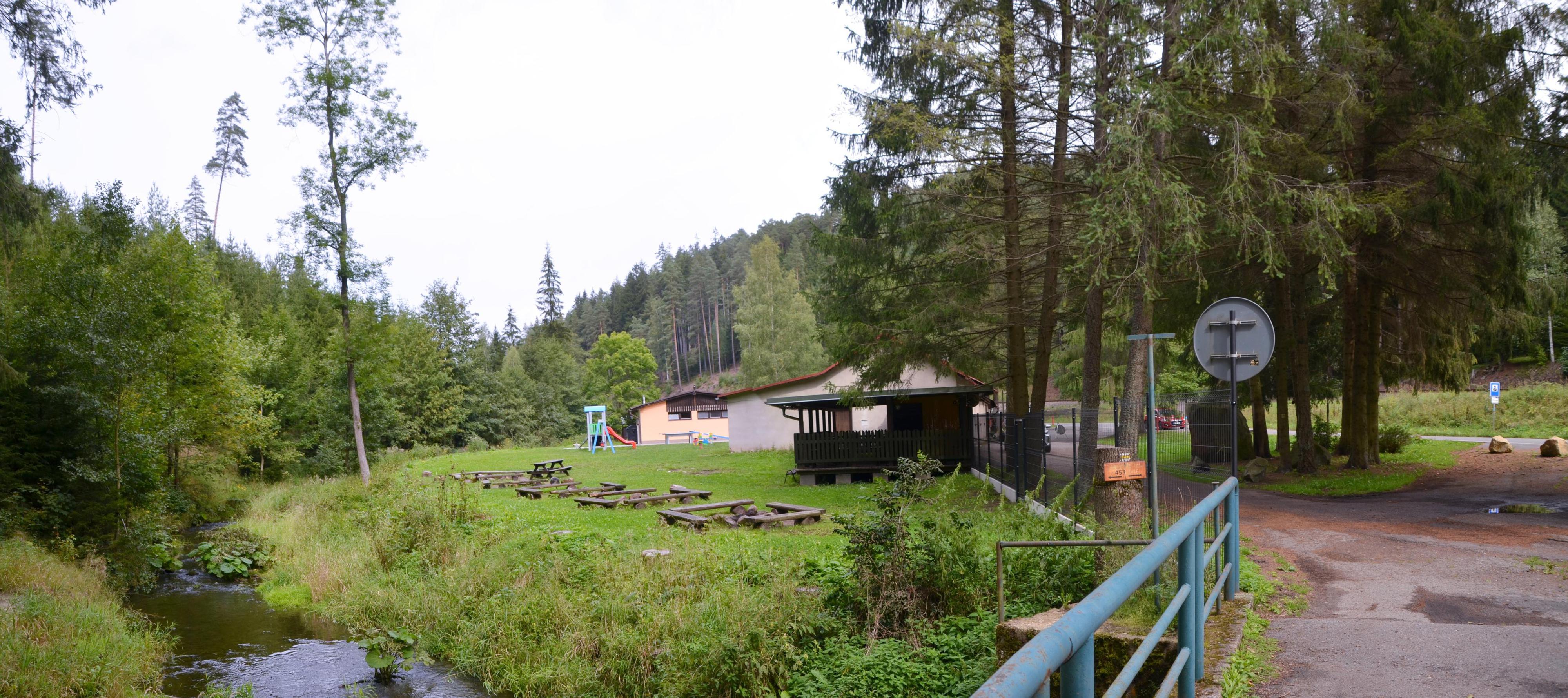 Stánek u řeky foto 6
