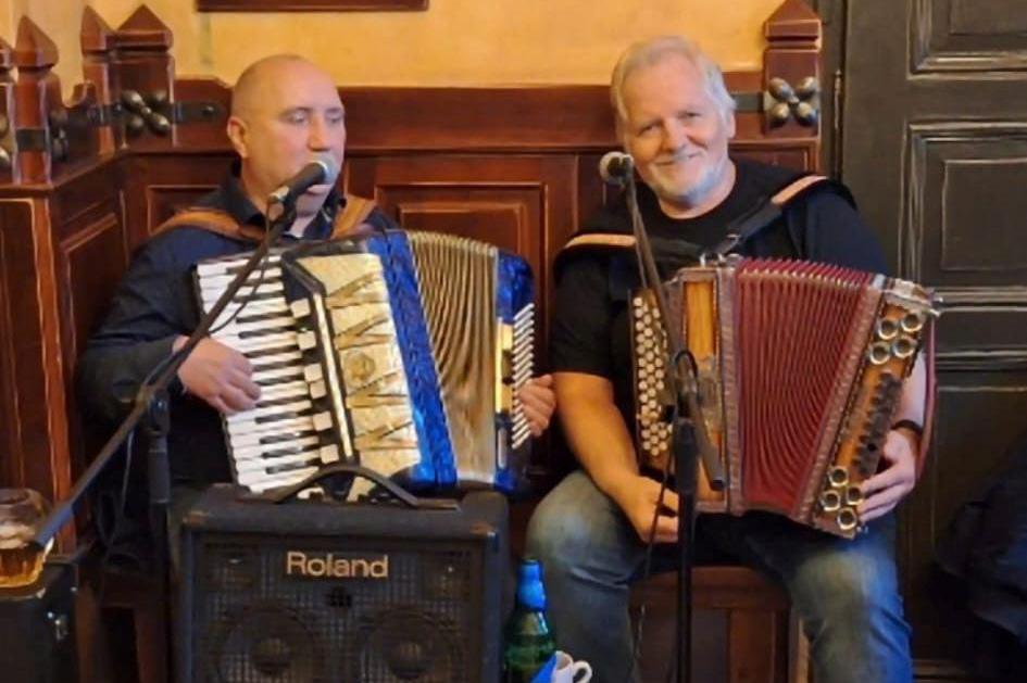 Lidovky a harmonika - živá hudba na Žižkově