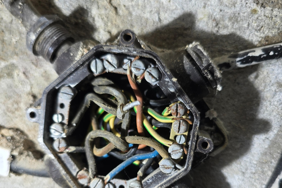 Opravy elektroinstalací a hledání závad