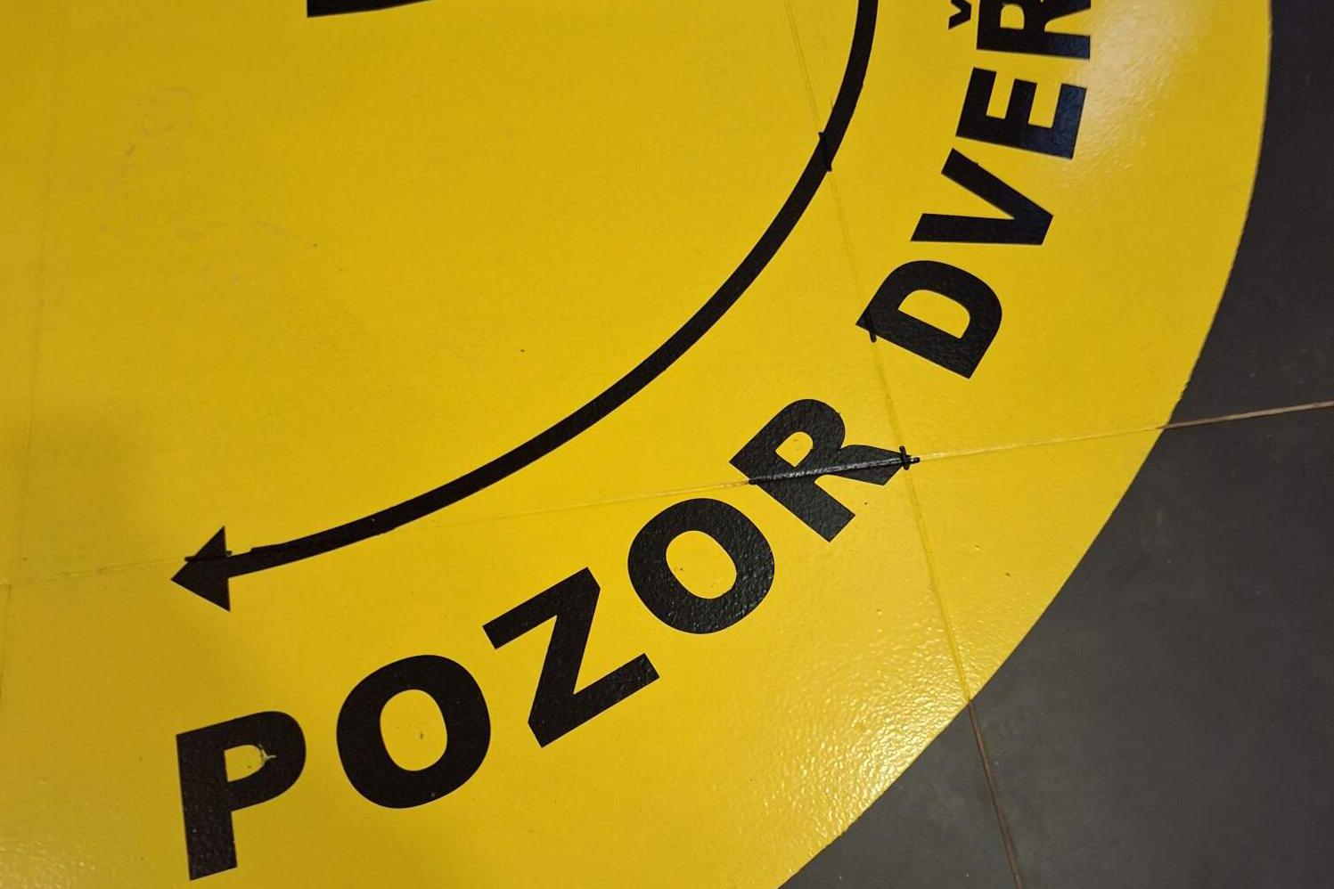 Piktogramy a znaky na podlahu