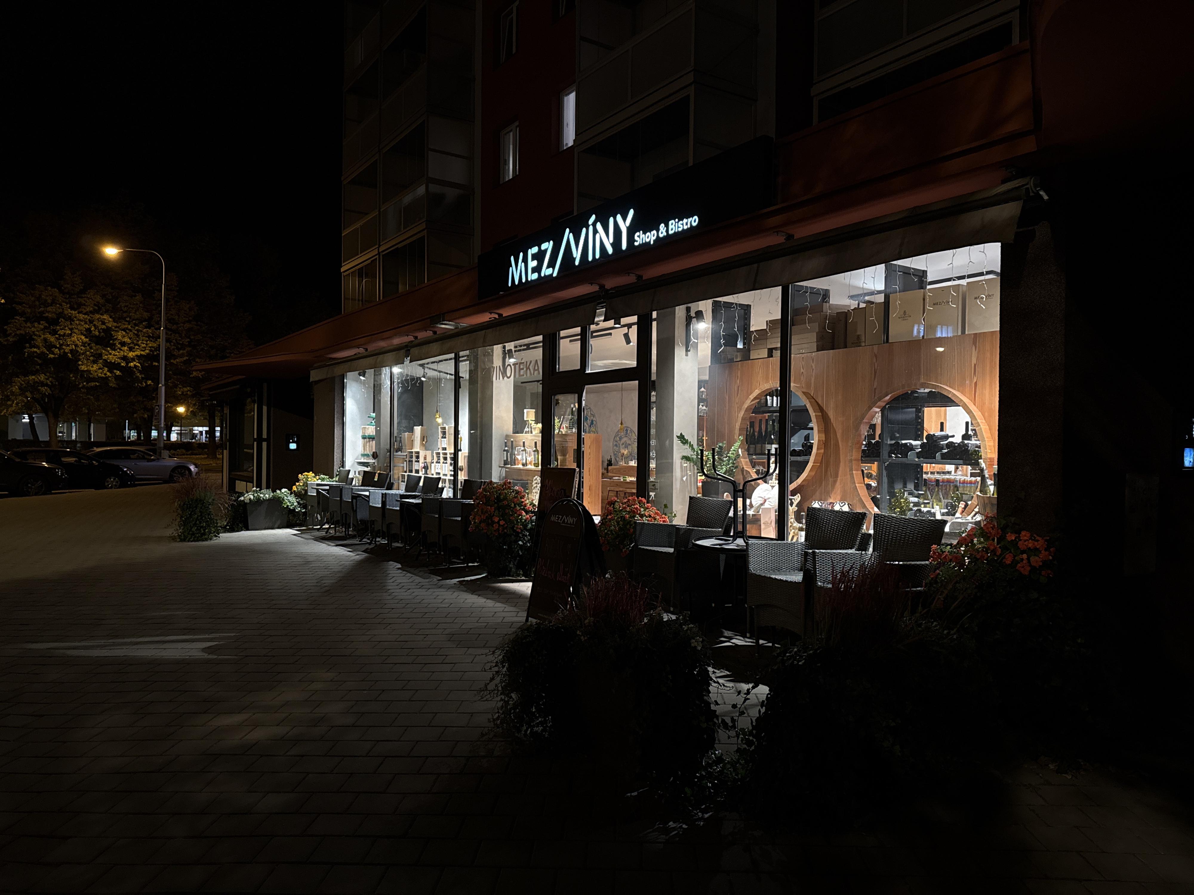 MEZI VÍNY - wine bar & shop foto 6