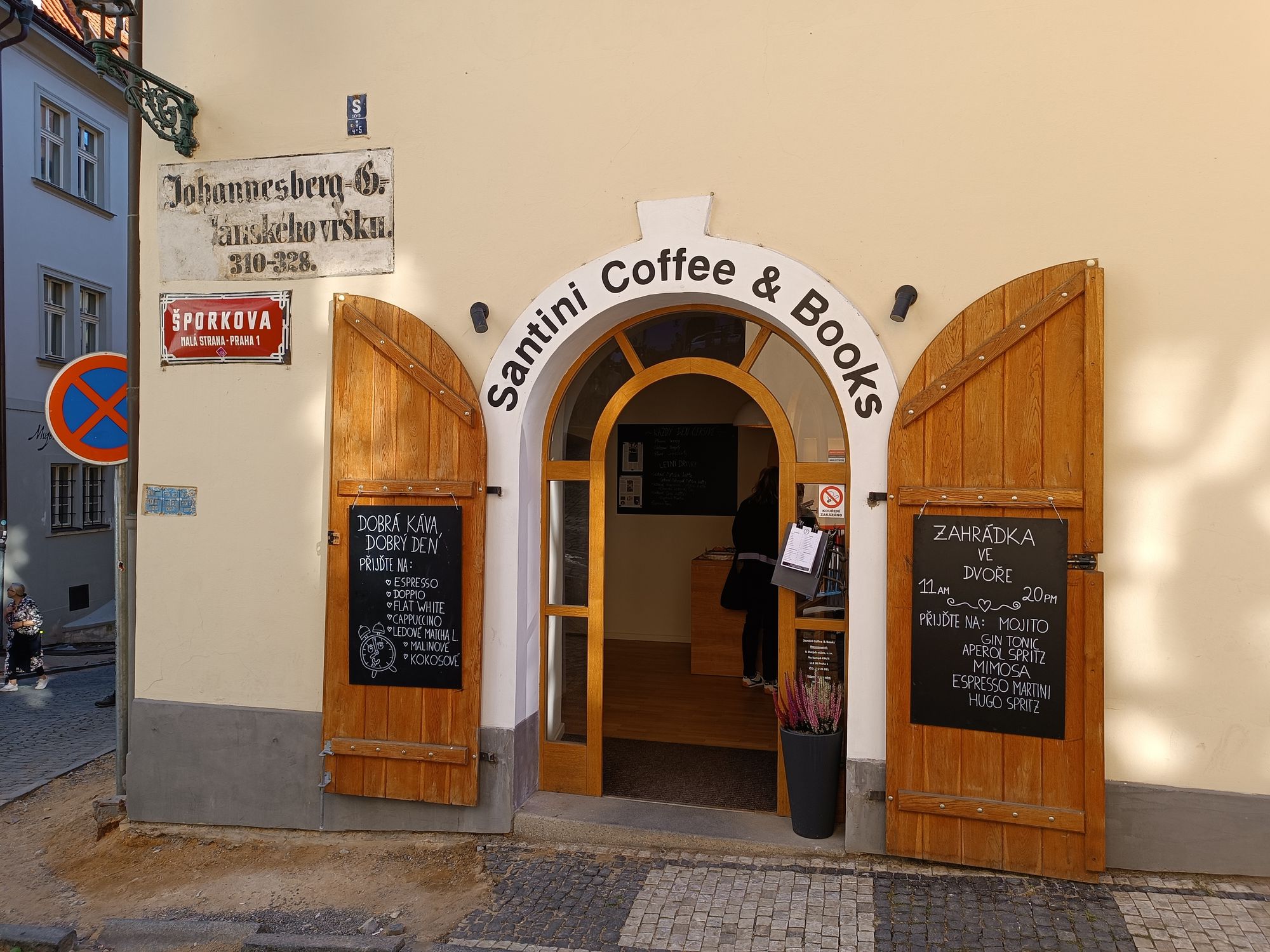 Santini Coffee & Books