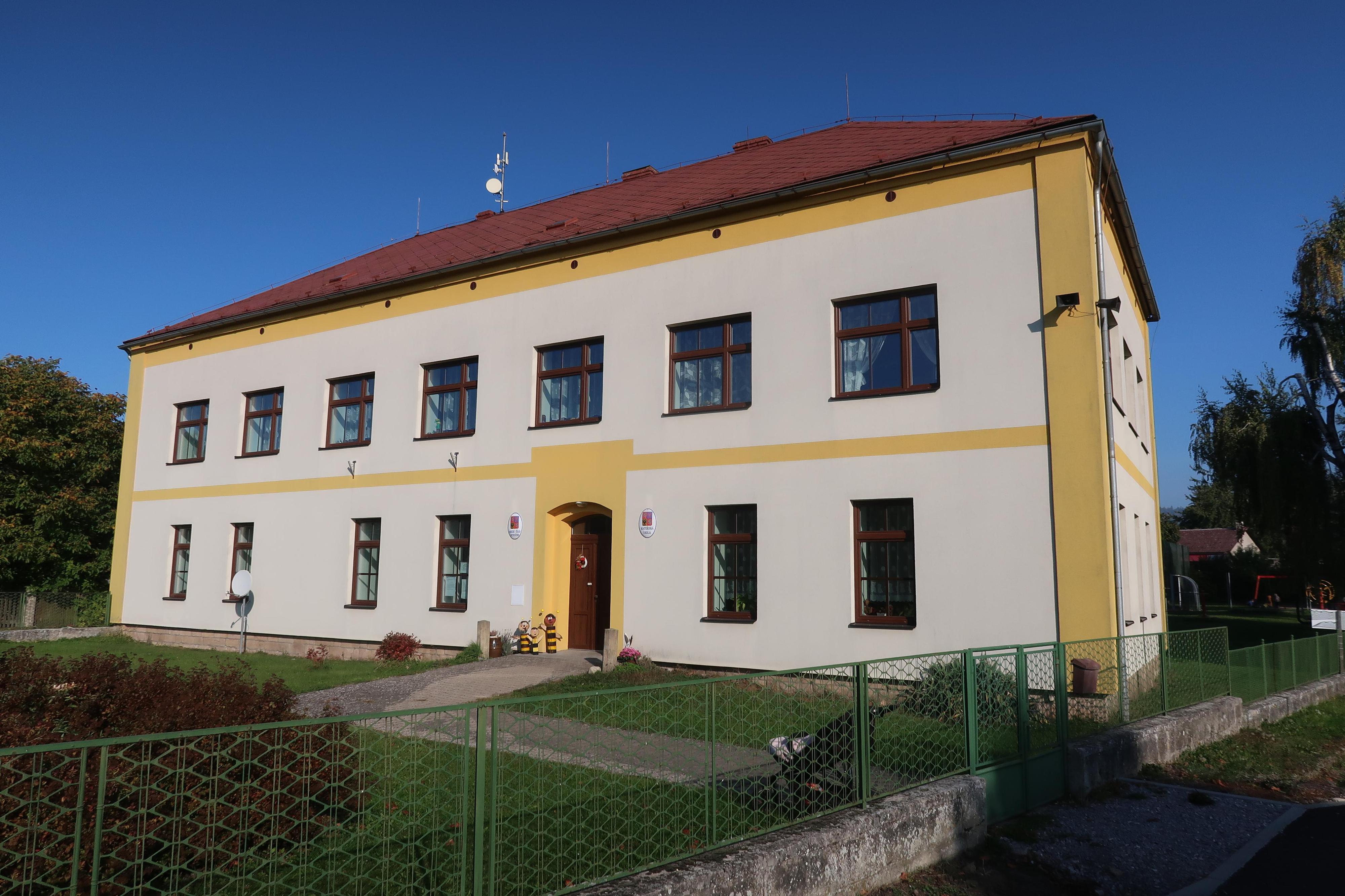 Ostružno - obecní úřad foto 2