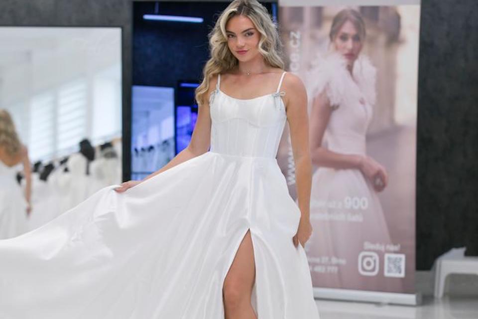 Jemné romantické šaty na bílou prodlouženou