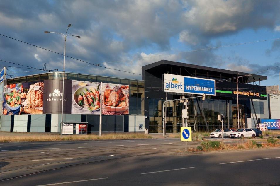 Parkování pod Hypermarketem Albert Poruba zdarma