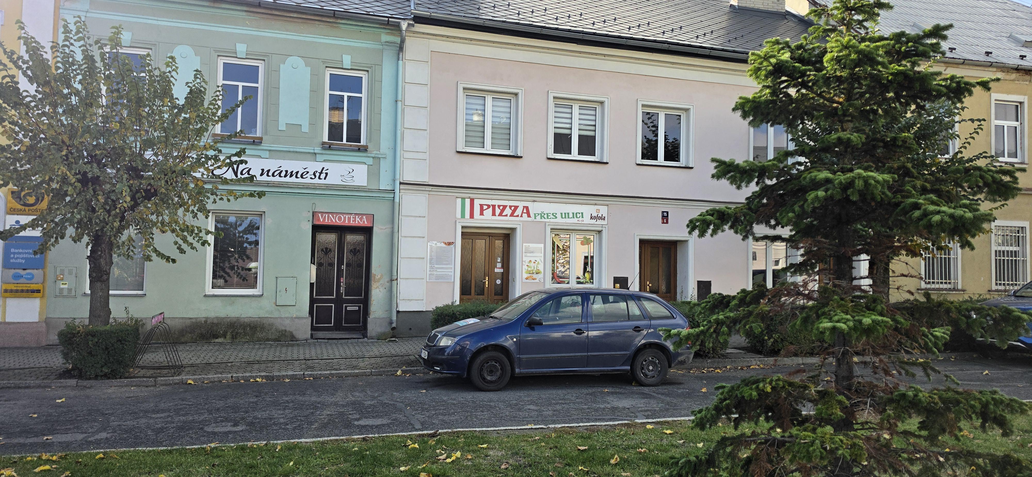 Pizza přes ulici foto 3