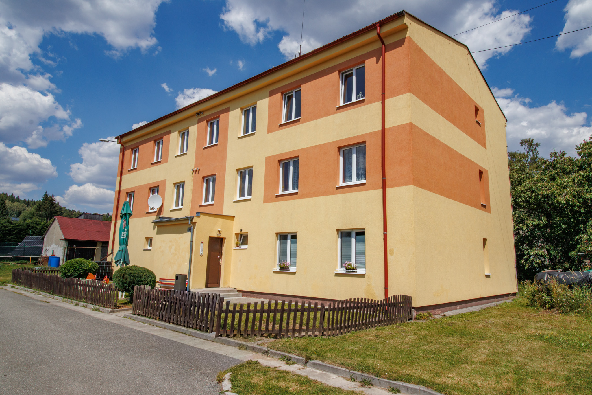 Prodej bezbariérového bytu 3+kk s garáží na Srní