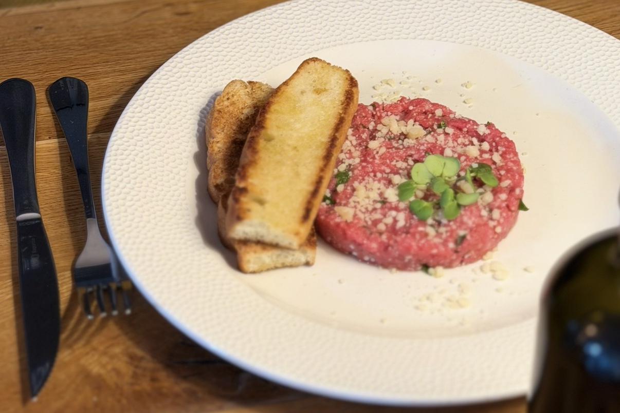 HOVĚZÍ TATARÁK S LANÝŽI A PARMEZÁNEM