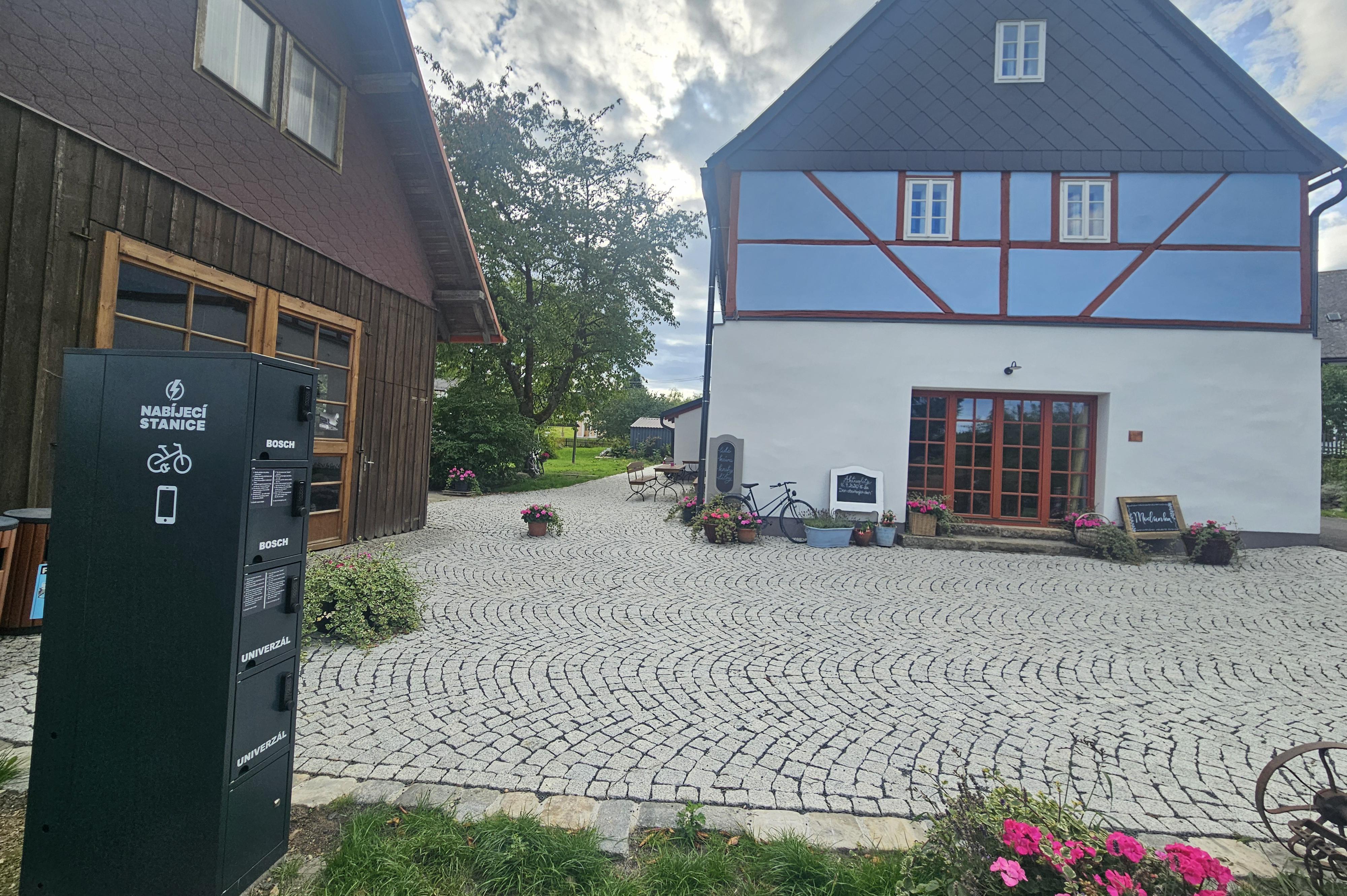 Nabíjecí stanice pro elektrokola a mobilní zařízení