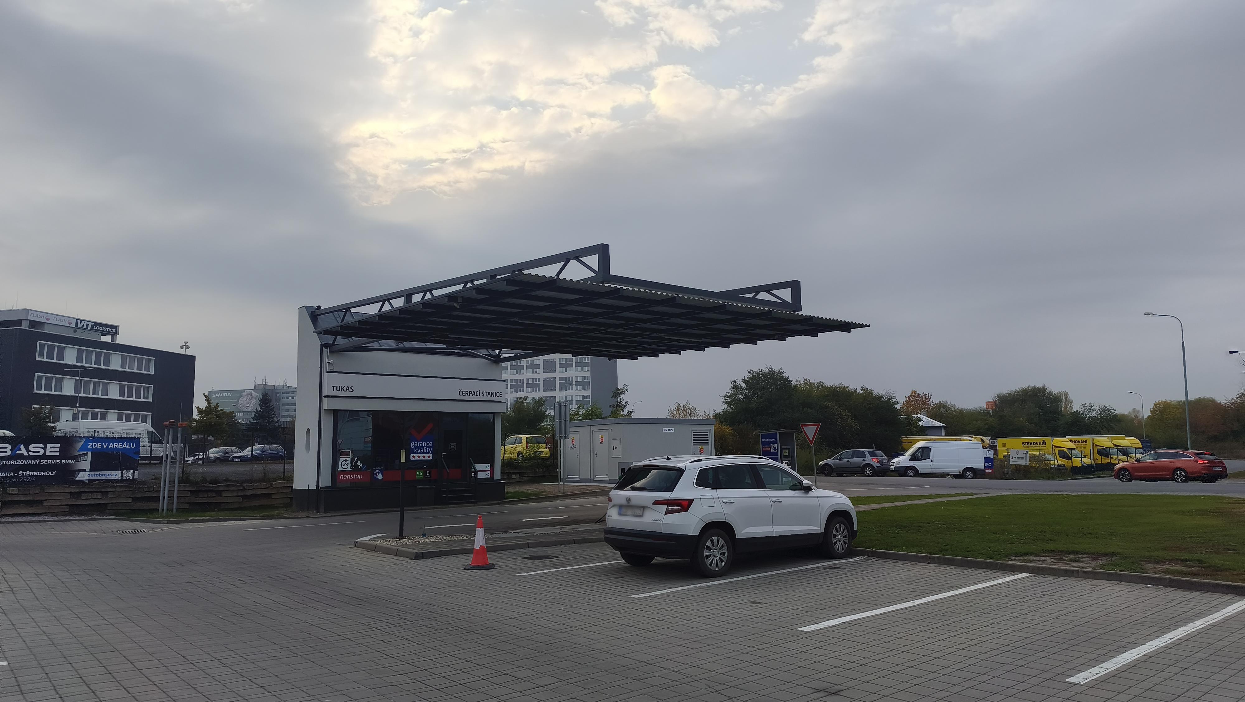 Čerpací stanice u zastávky foto 4