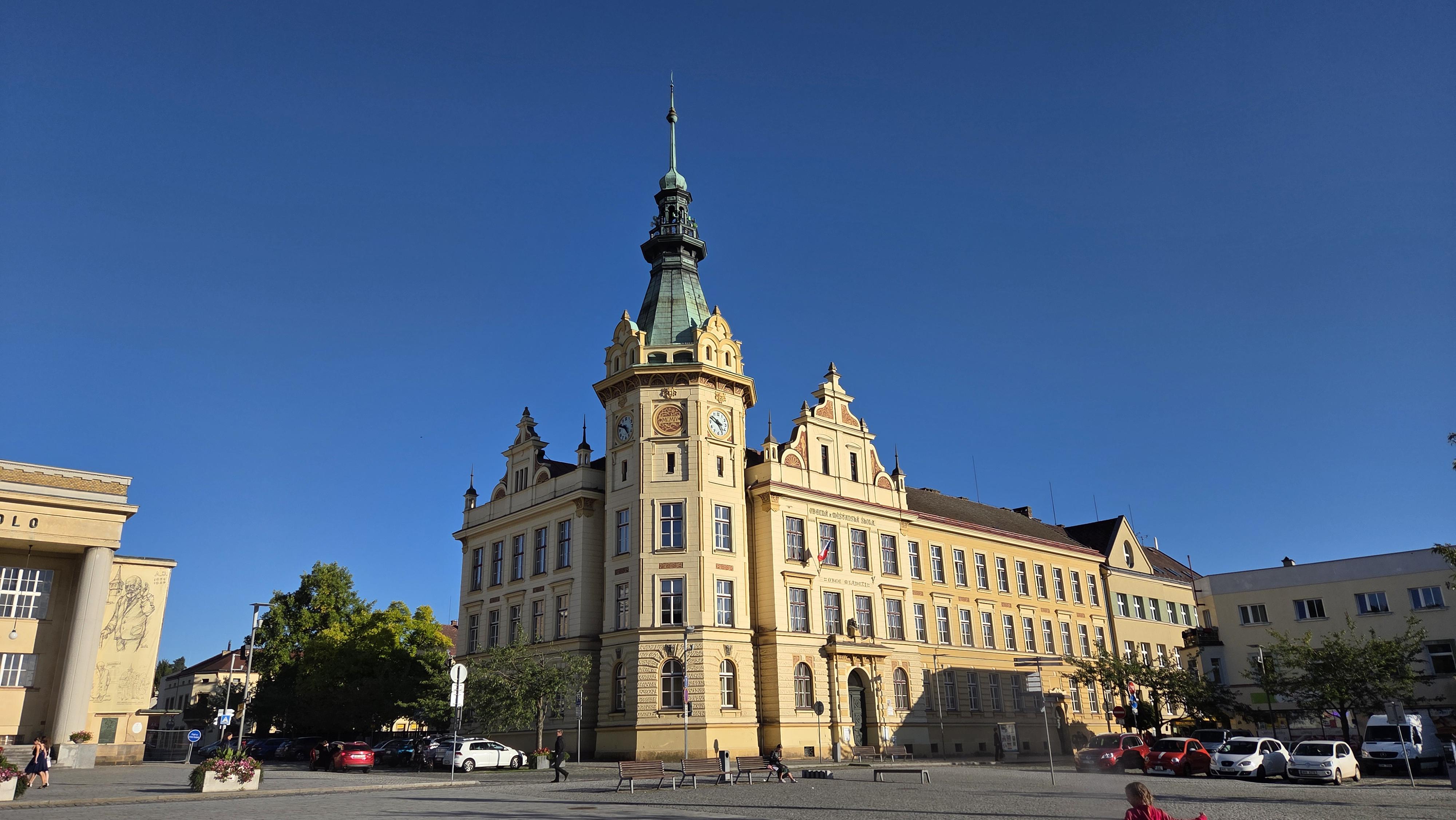 ZŠ a MŠ Hronov, nám. Čs. armády foto 5