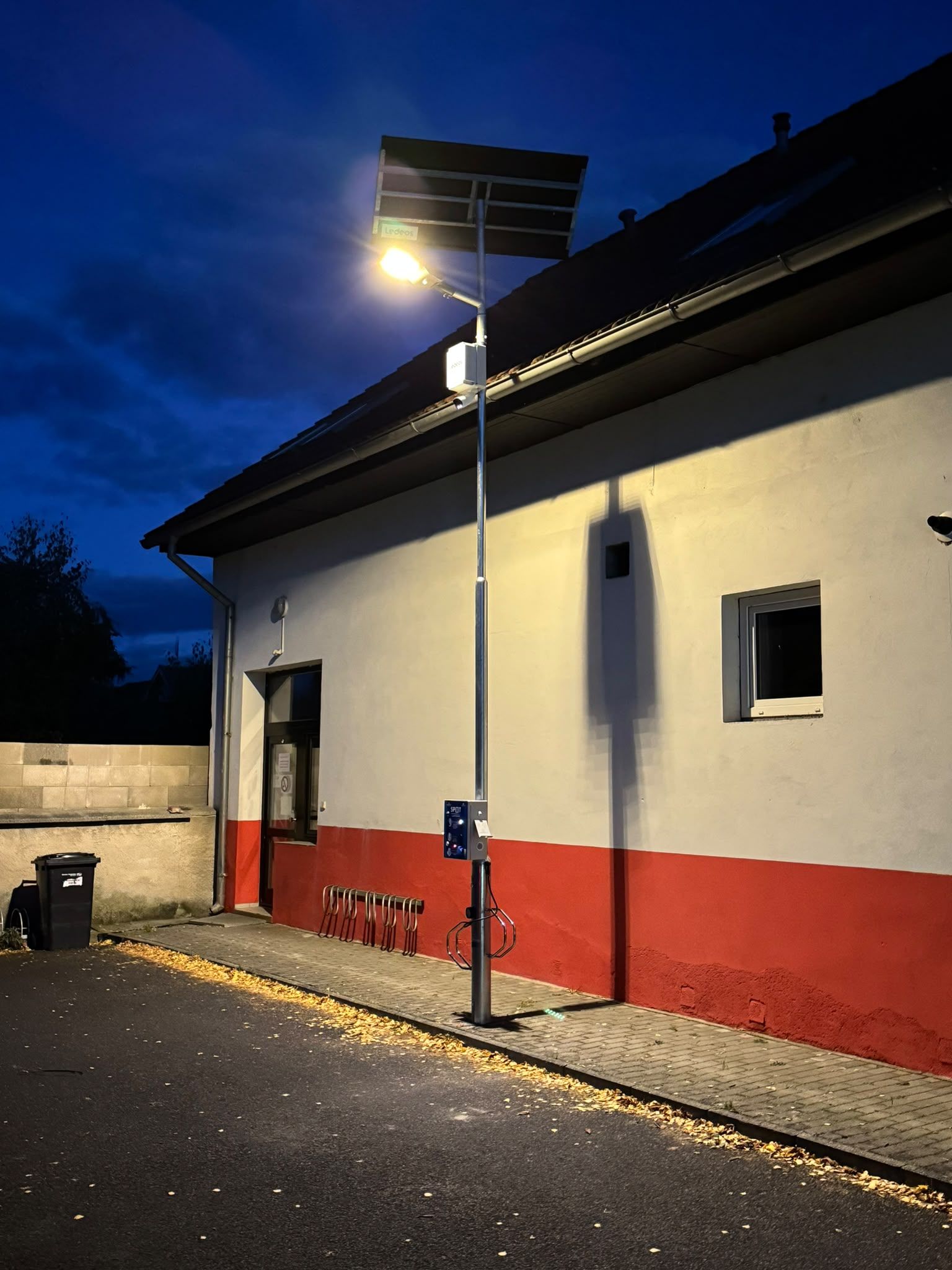 Multifunkční nabíjecí stanice MINI SPOT foto 1