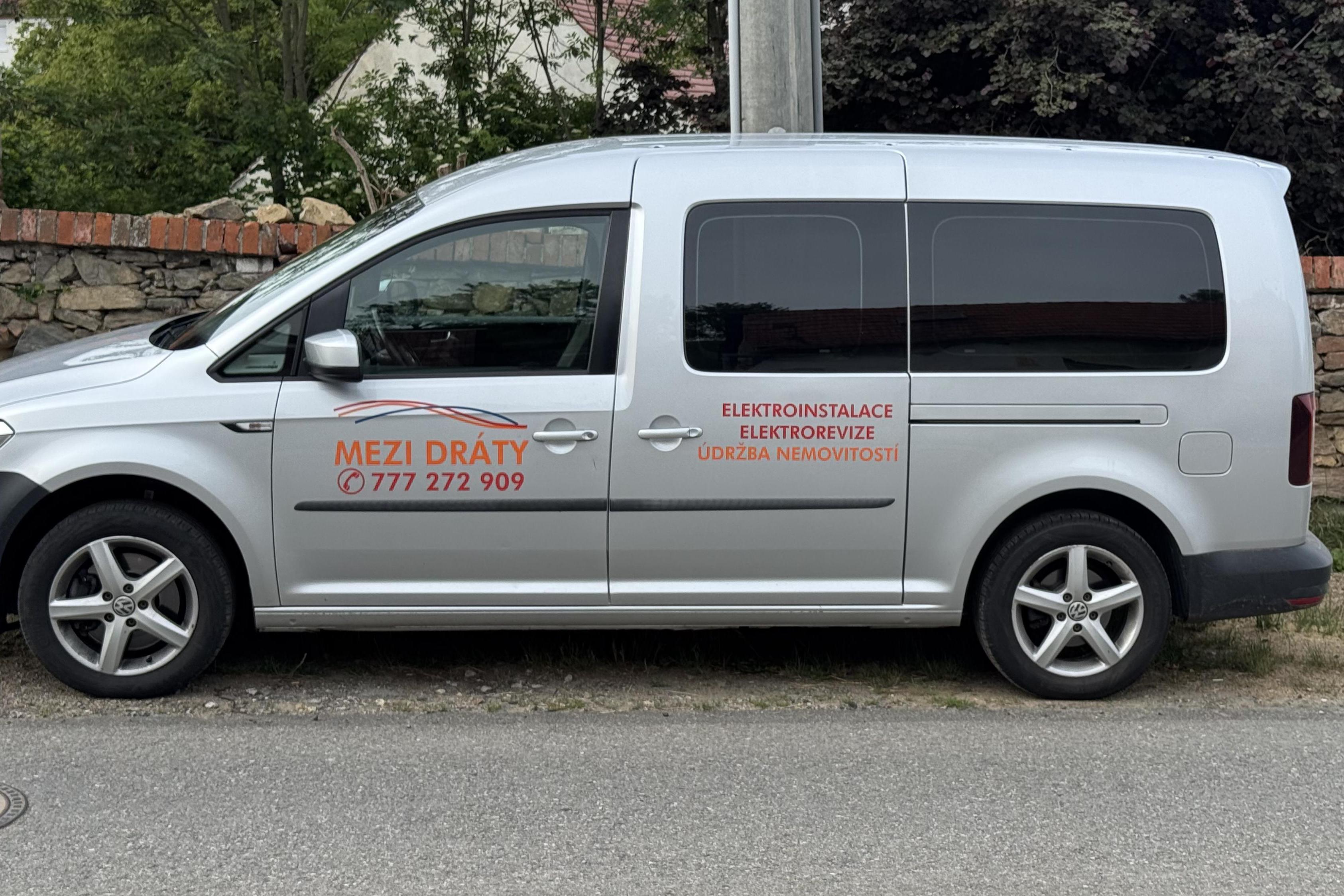 Kamil Hošek – Mezi dráty | Elektroinstalace a revize