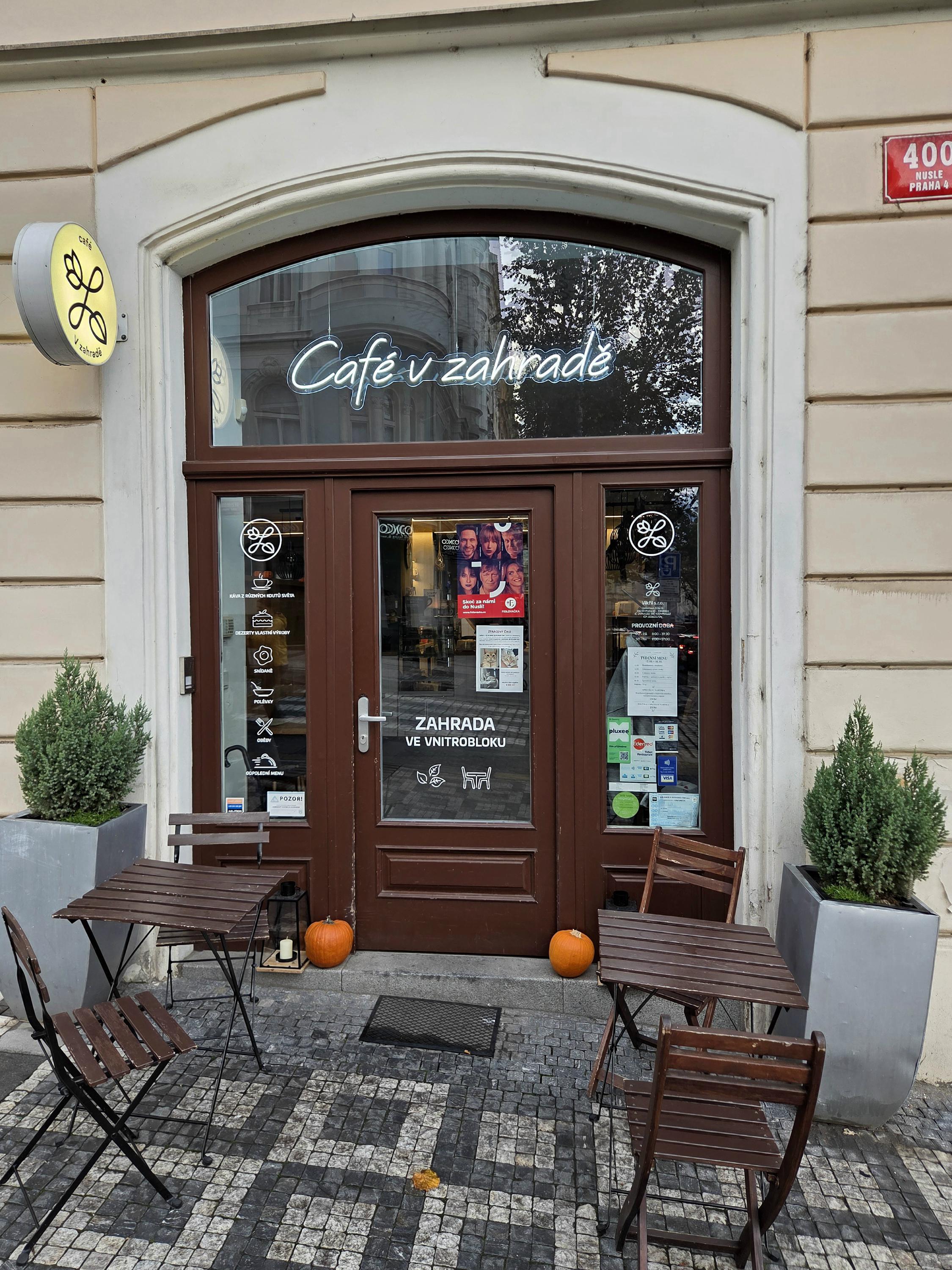 Café v zahradě
