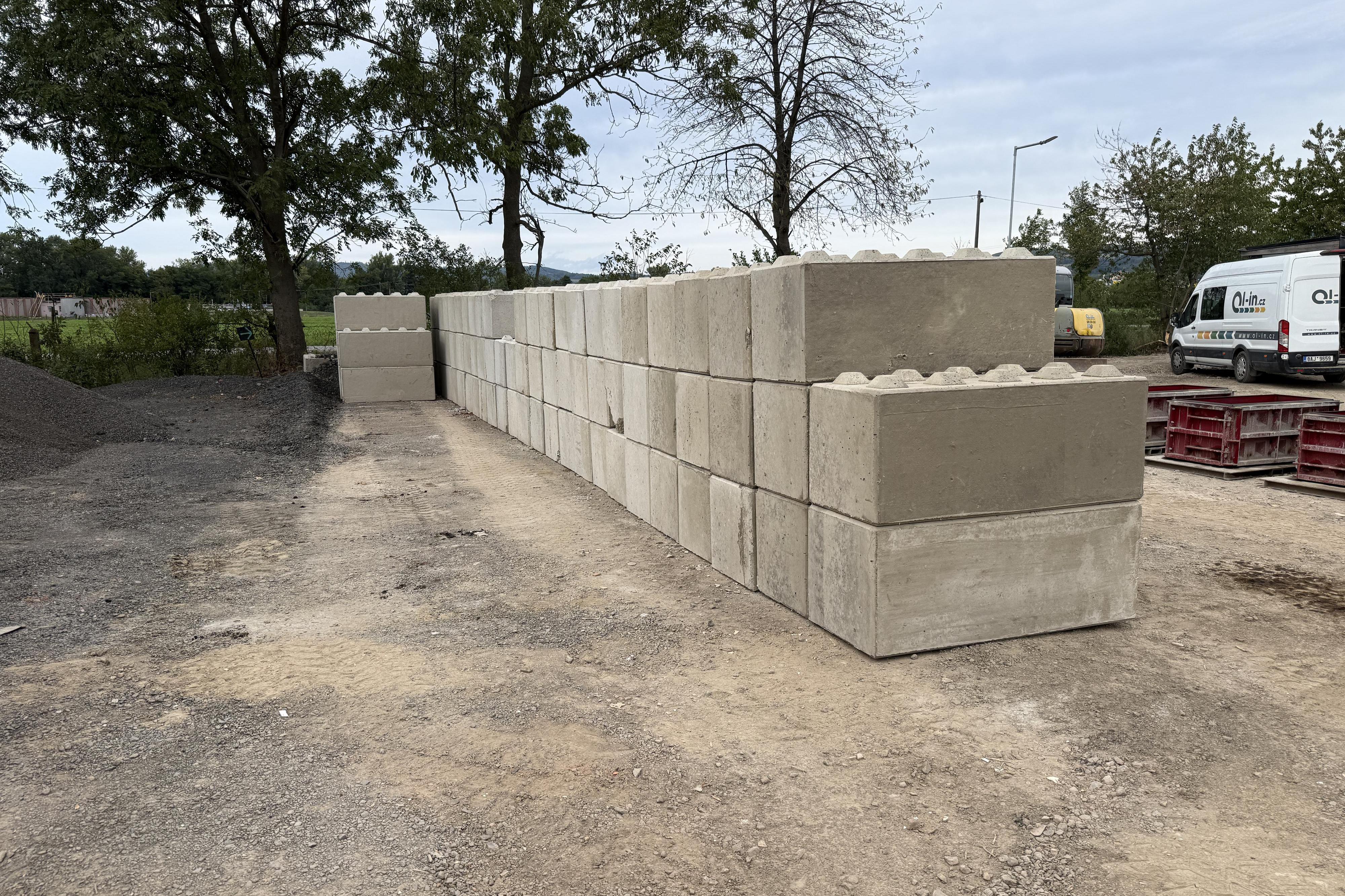 Betonové LEGO bloky na opěrné zdi