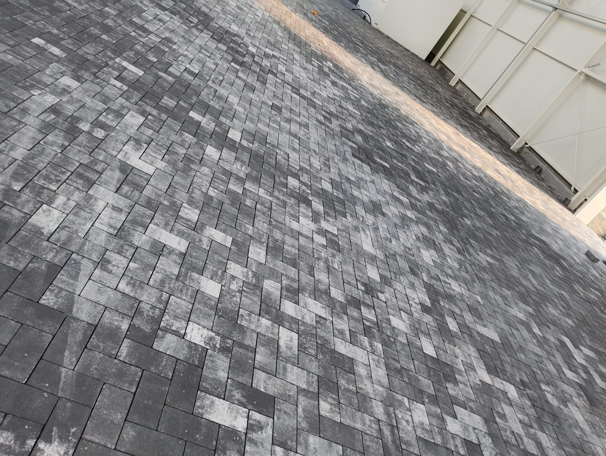 Pokládka zámkové dlažby a žulových kostek na klíč