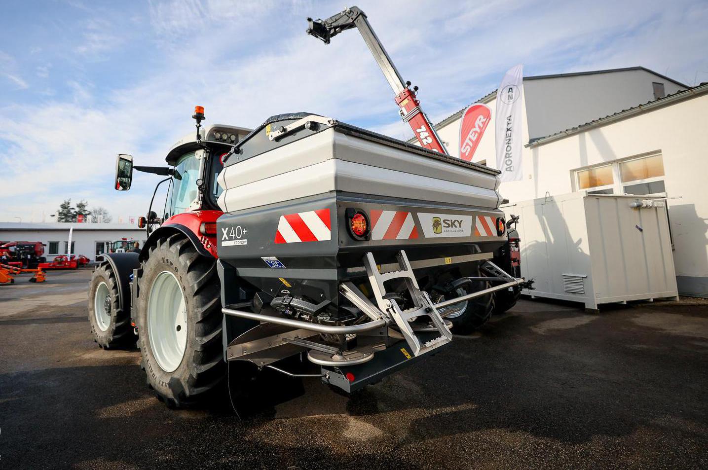 Předváděcí rozmetadlo minerálních hnojiv SKY X40+
